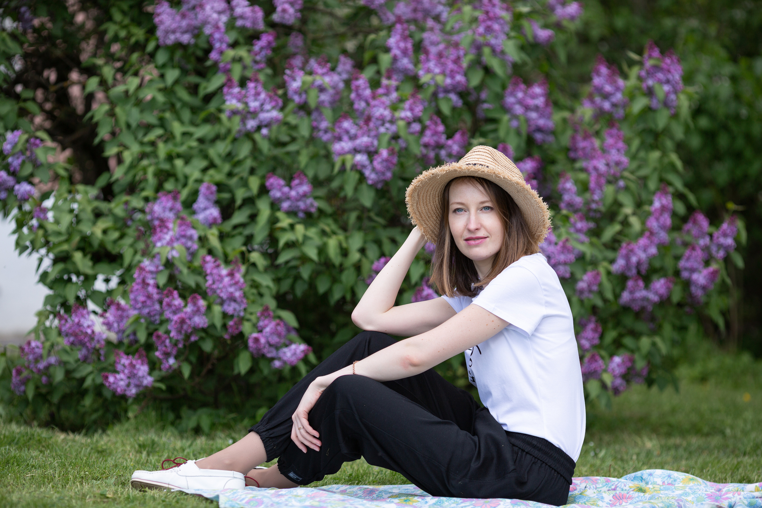 Семейная фотосессия в цветении. Свадебные фотографы в Москве: Денис и Елена Пройдовы