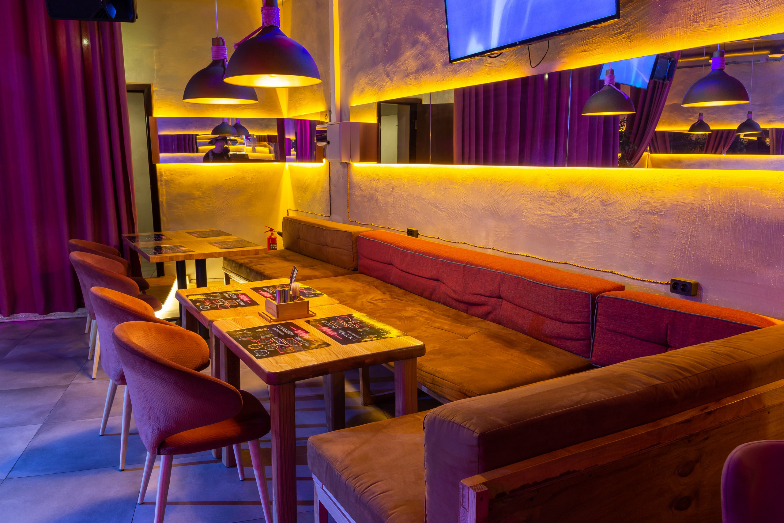 Интерьерная съёмка для караоке - кафе Эфир, г. Улан-Удэ, Бурятия.  Интерьерный фотограф Стряпунин Александр. (караоке, кафе, эфир, эмпатио эфир)
