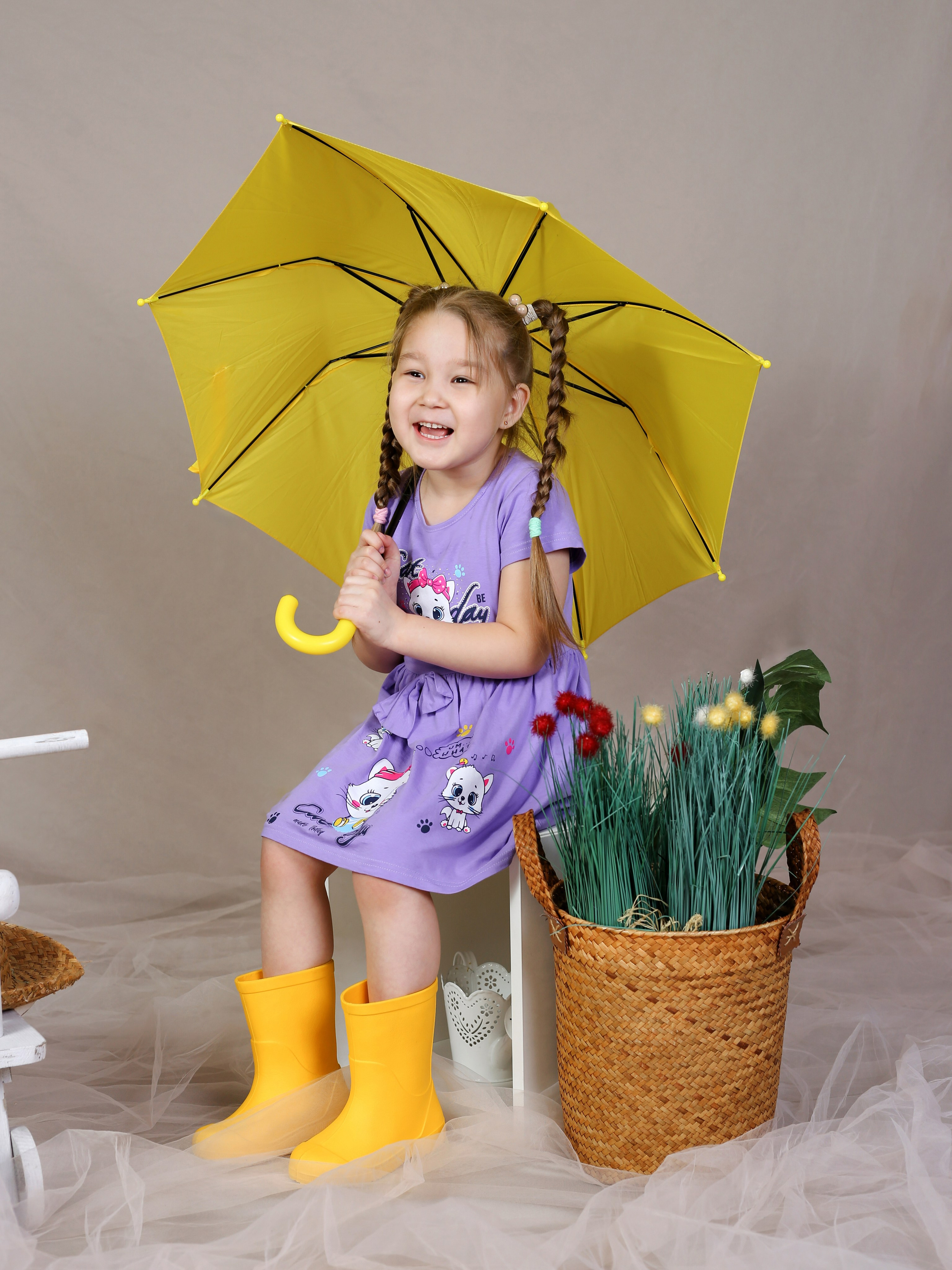 Общее фото в детском саду с выездным реквизитом в Тюмени. Выпускные альбомы в Тюмени для школ, садов, вузов спортивных секций