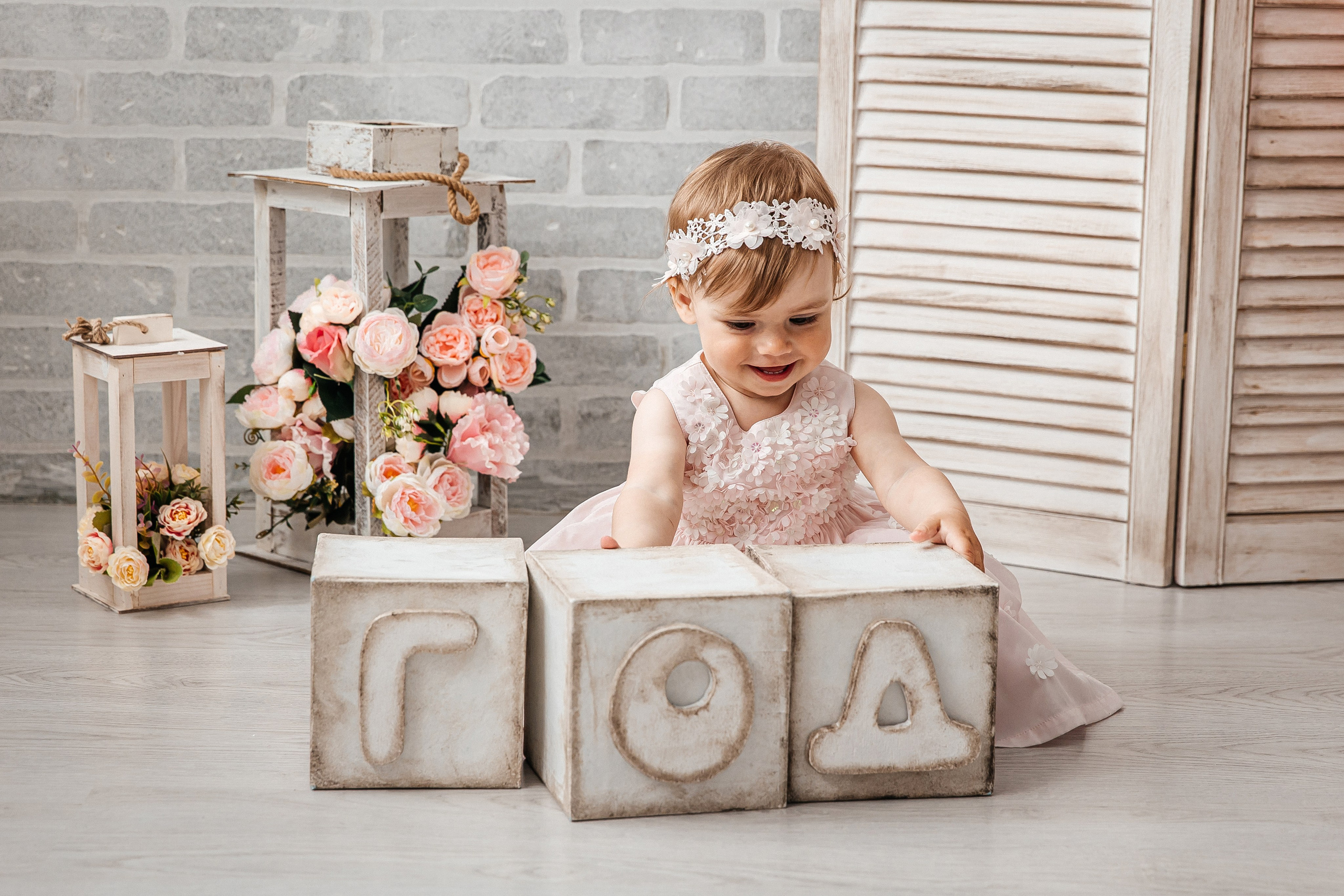 Минимализм (единичка, буквы-кубики, отдельный реквизит на фоне). Детский фотограф, выпускные альбомы в Нижнем Новгороде Бодягина Мария