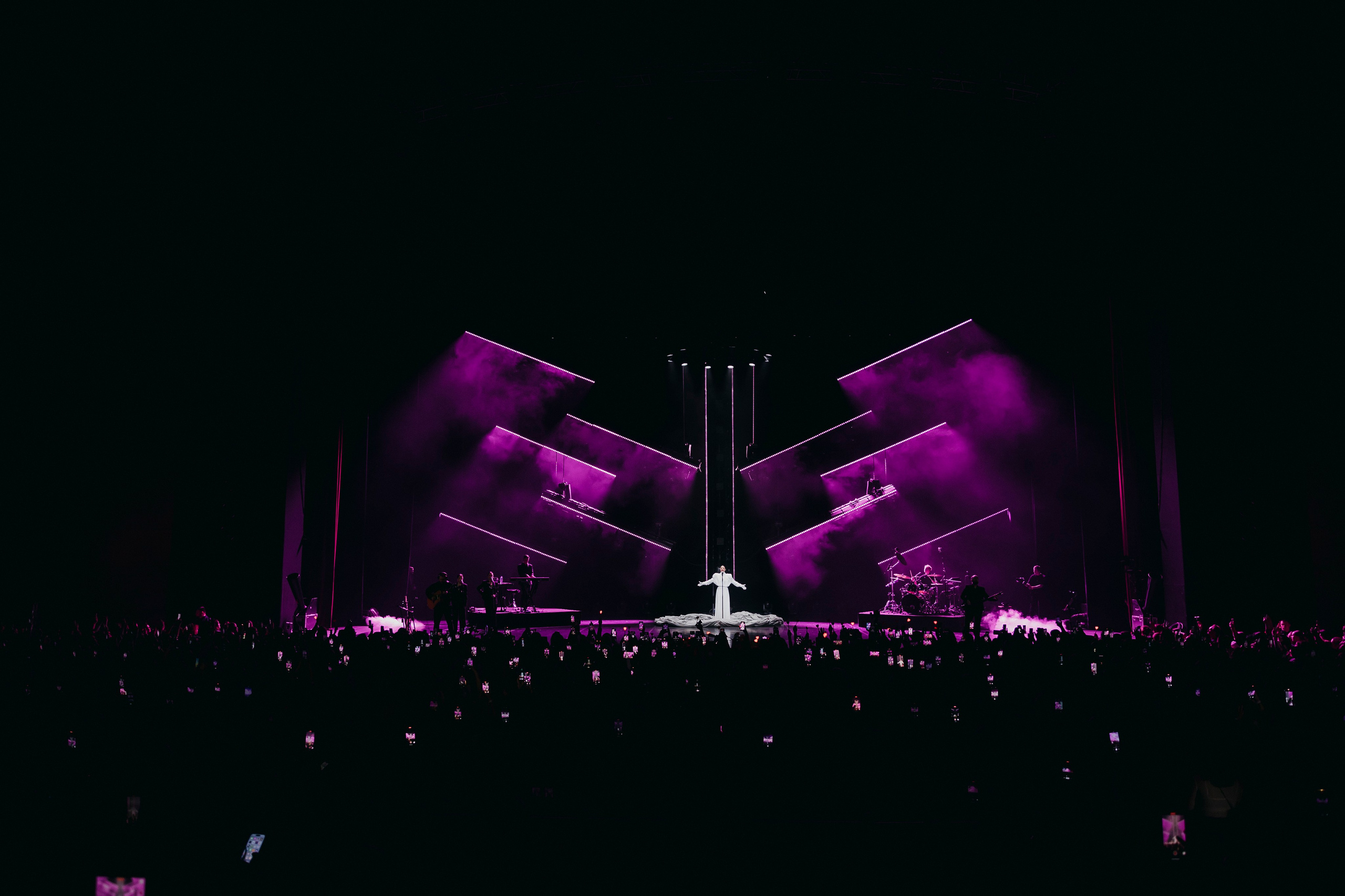 Ева Власова: «Танцуй вопреки», Crocus City Hall. «Птичка на проводе»: информационный портал в Москве