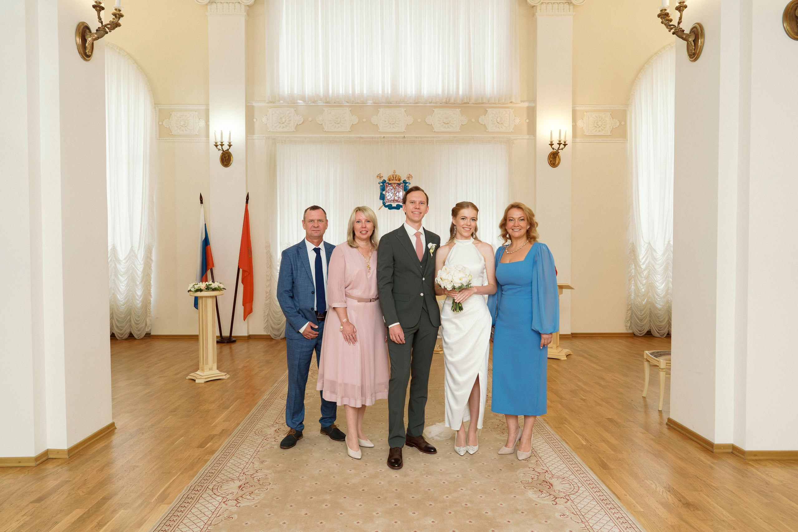 Выход пары и родителей из зала регистрации ЗАГСа Адмиралтейского района.