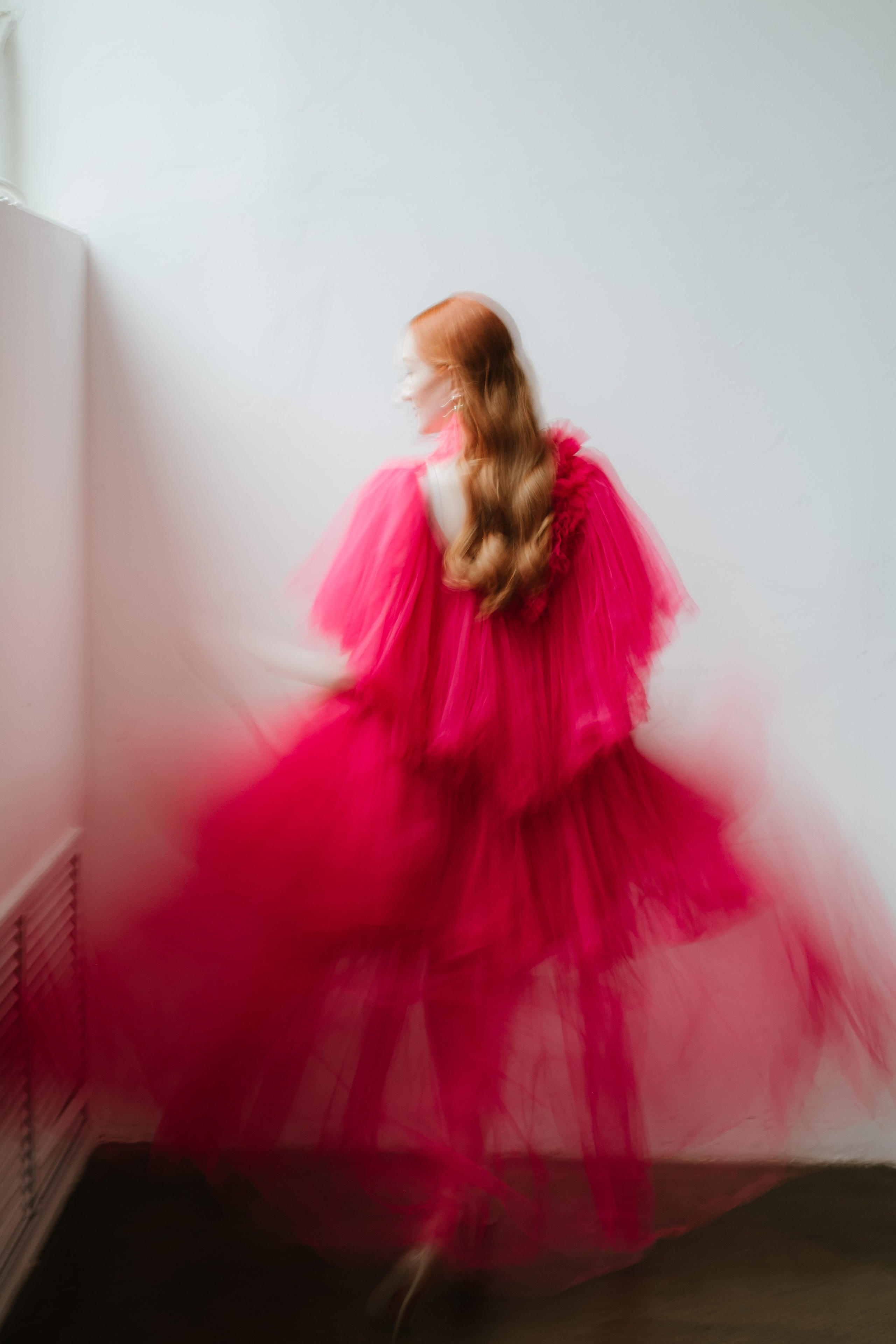 Студийная фотосессия в Москве, с красивым платьем цвета фуксии