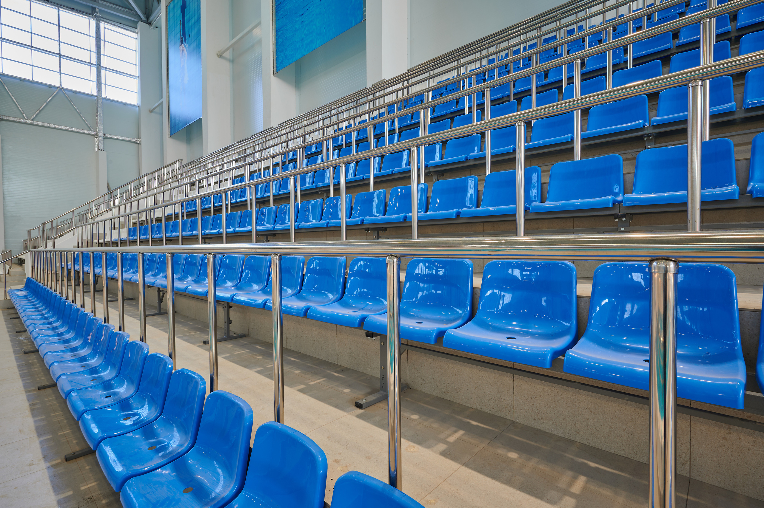 трибуны  стулья голубые и красные 