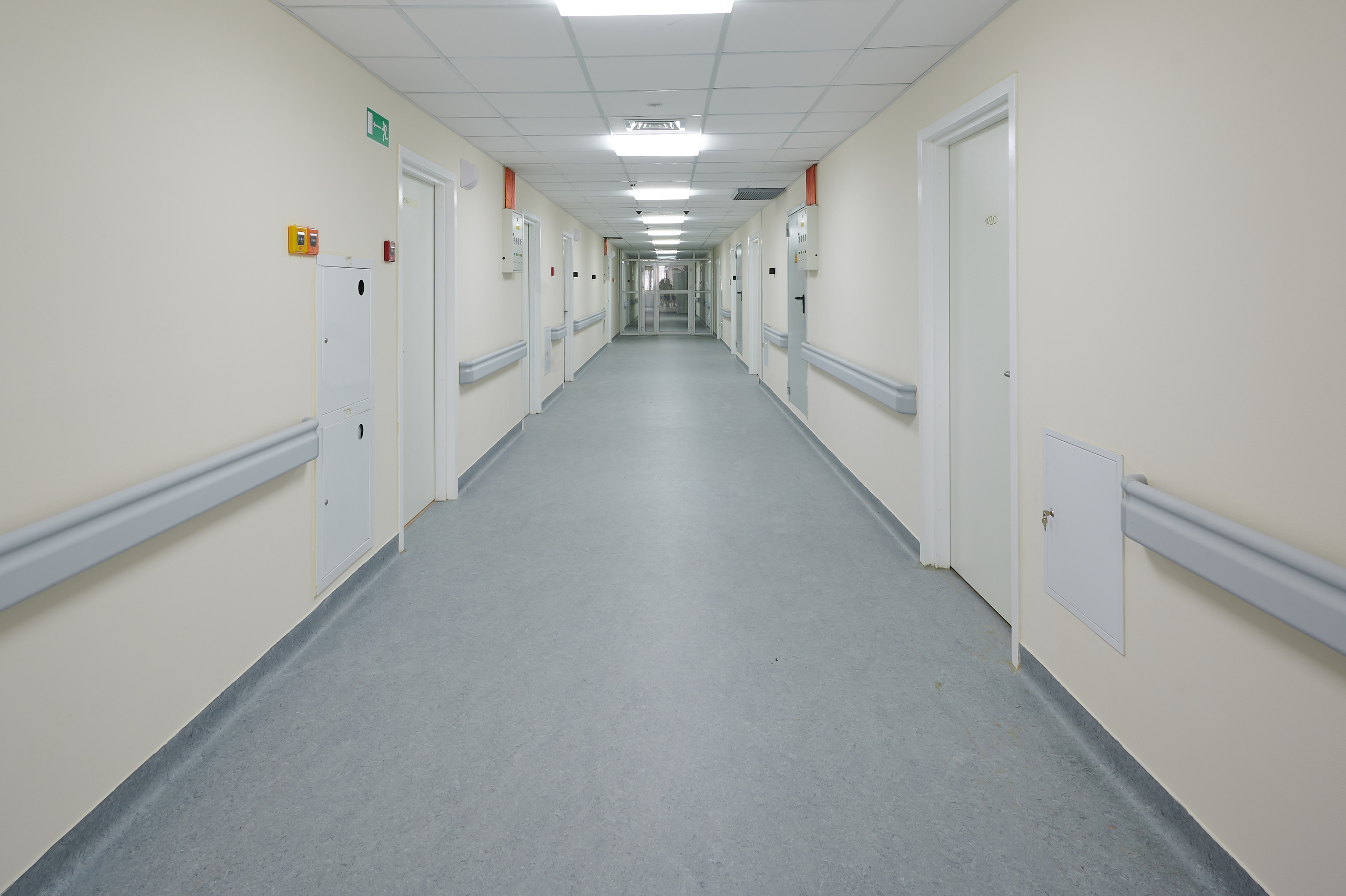 белый коридор серый пол 