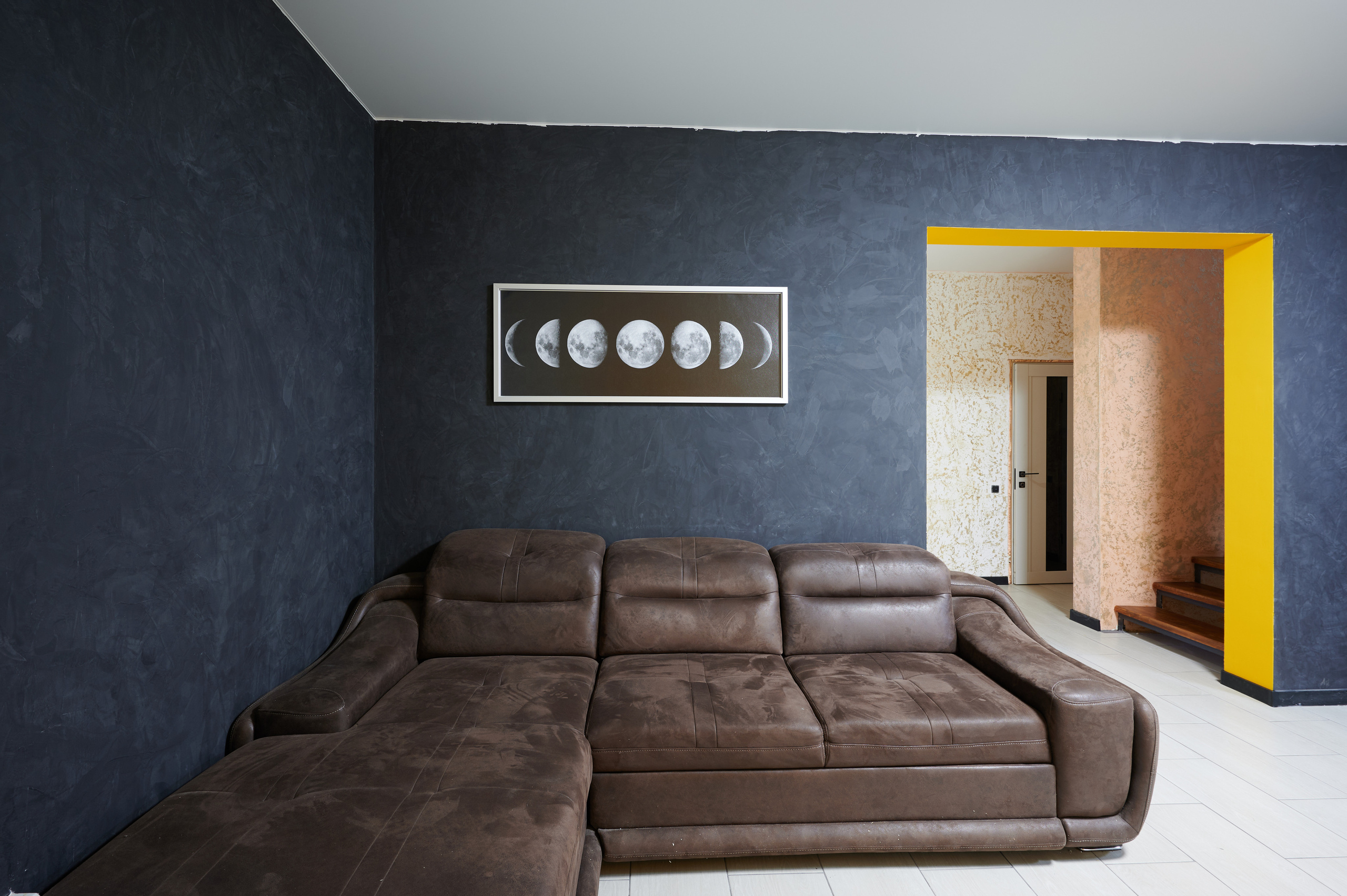 гостиная темные обои коричневый диван 