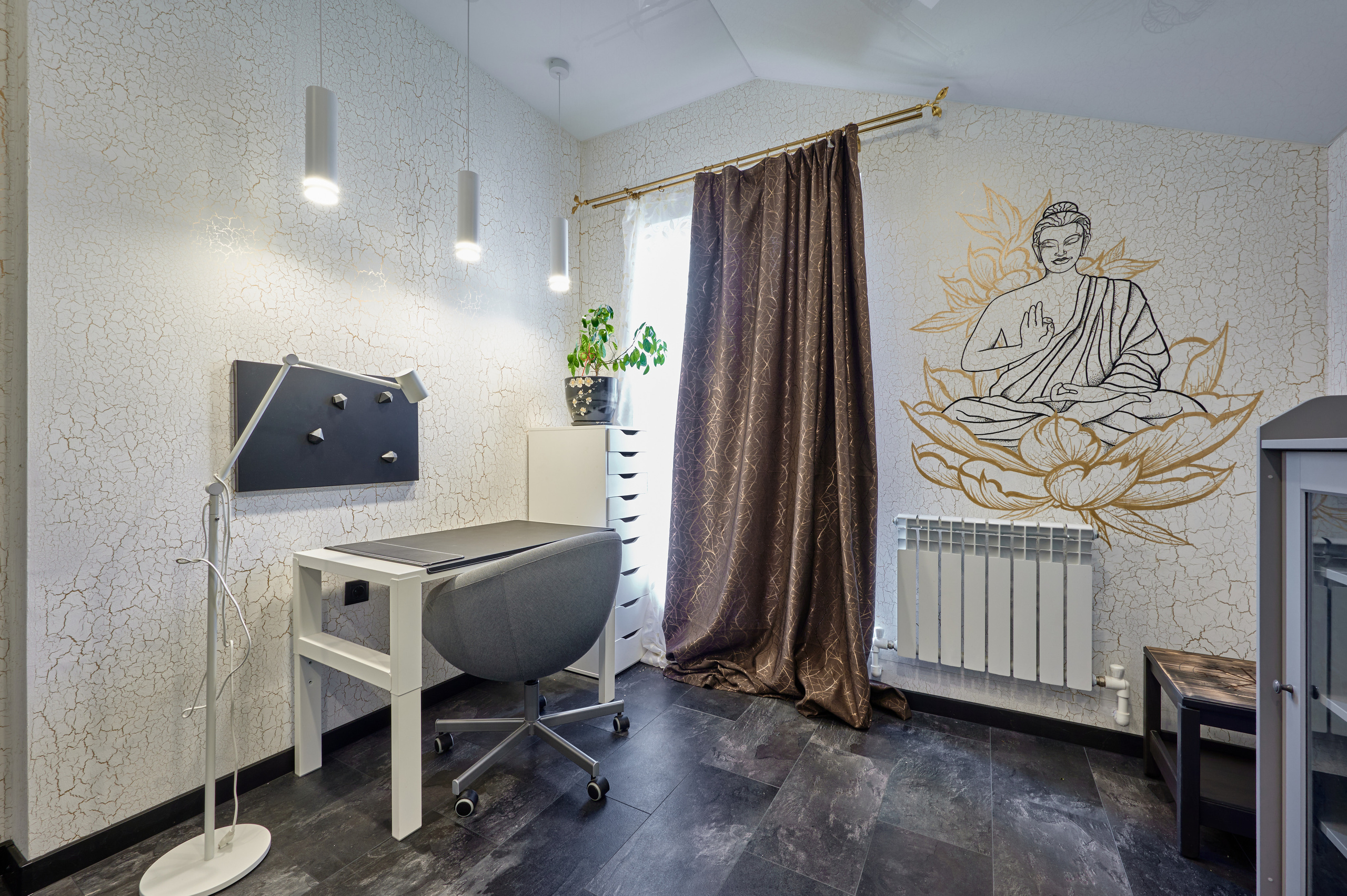 белый рабочий стол коричневые шторы 