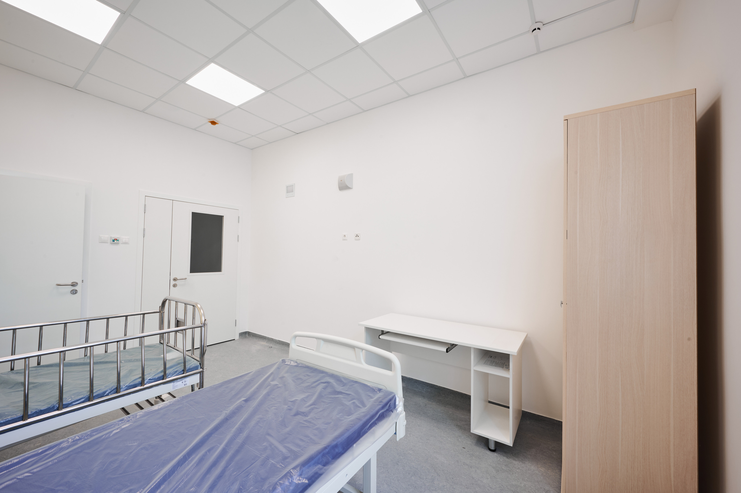 палаты белые койки светлые шкафы 