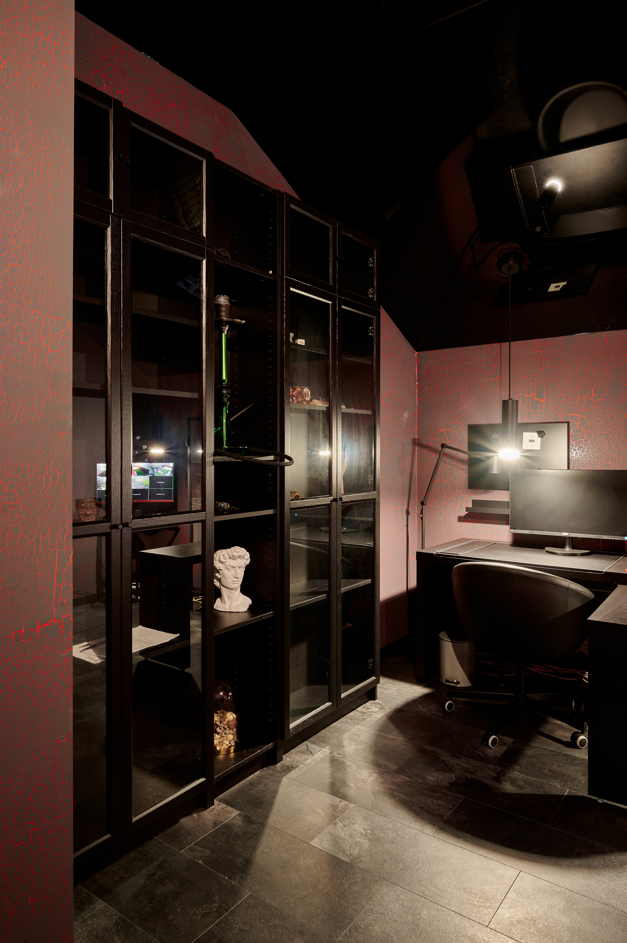 рабочая комната розовые обои черные шкафы 