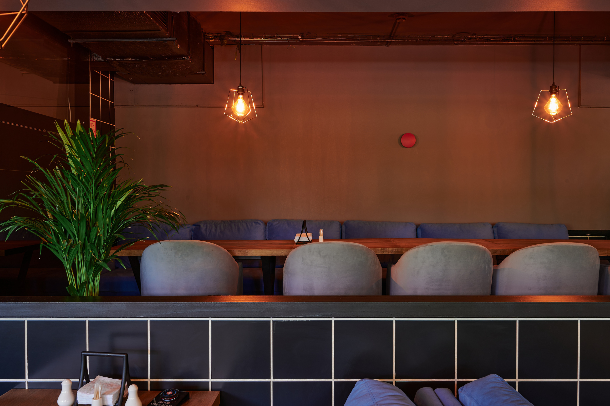 серый диван серые пуфики разноцветные подсветки 