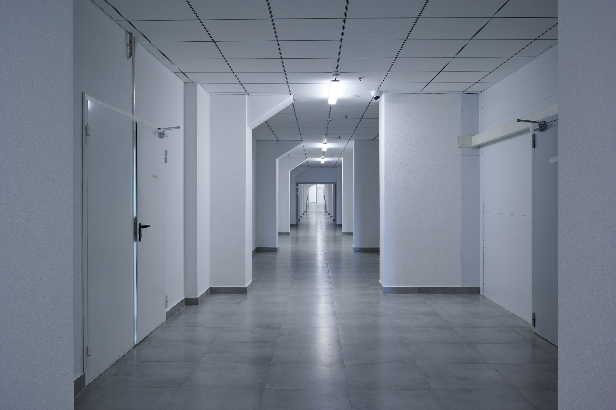 белый коридор светлые обои 