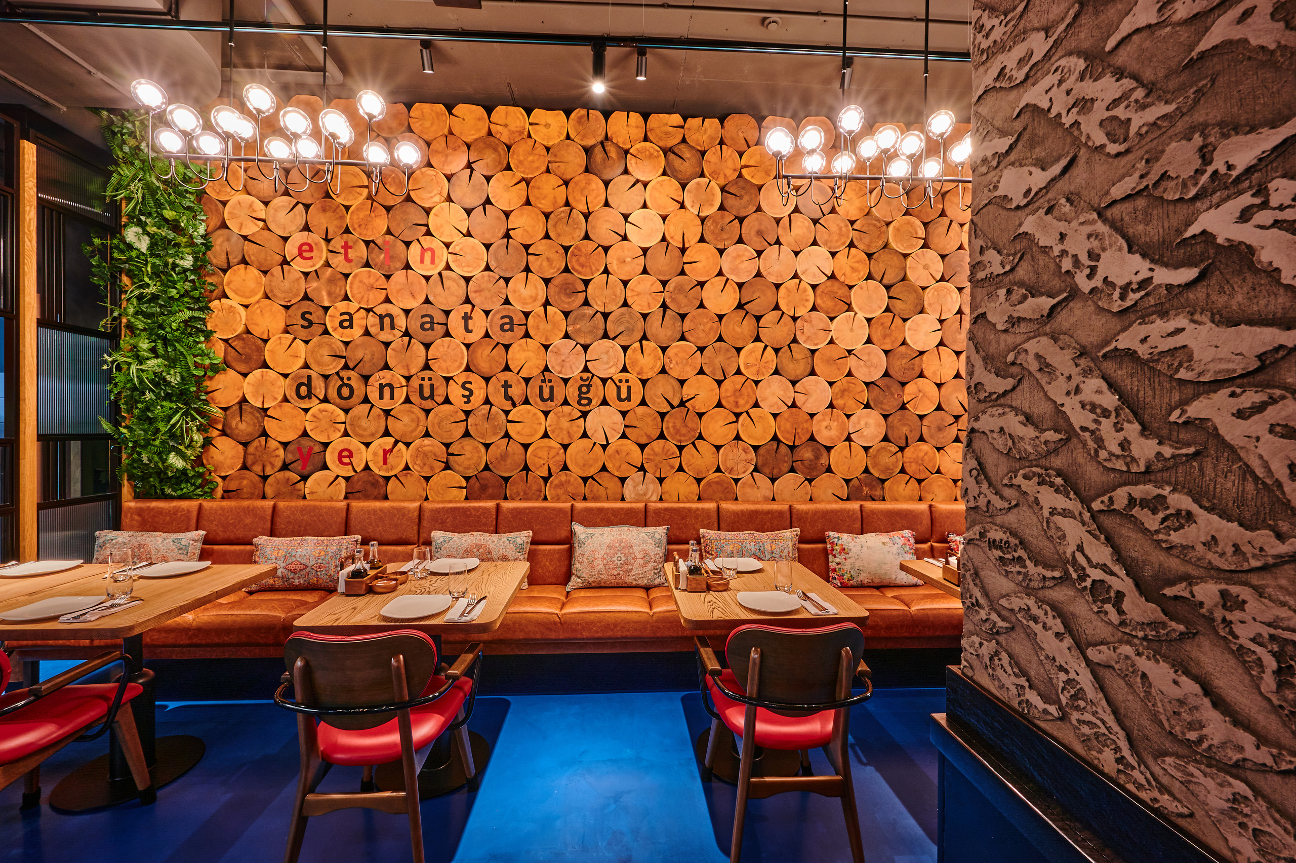 столики маленькие у стены  красные стулья