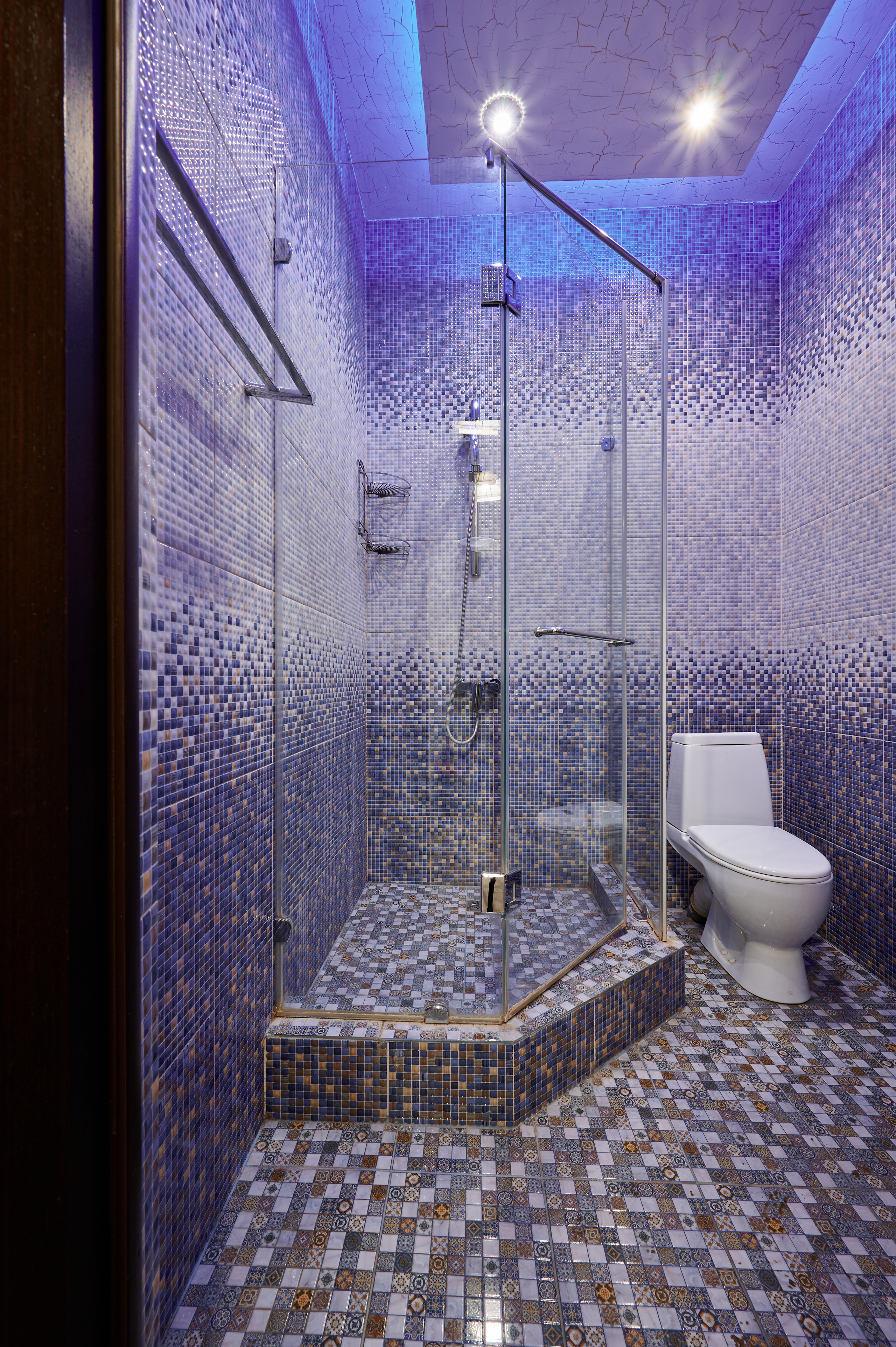 ванная душевая кабина туалет плитки разных цветов 