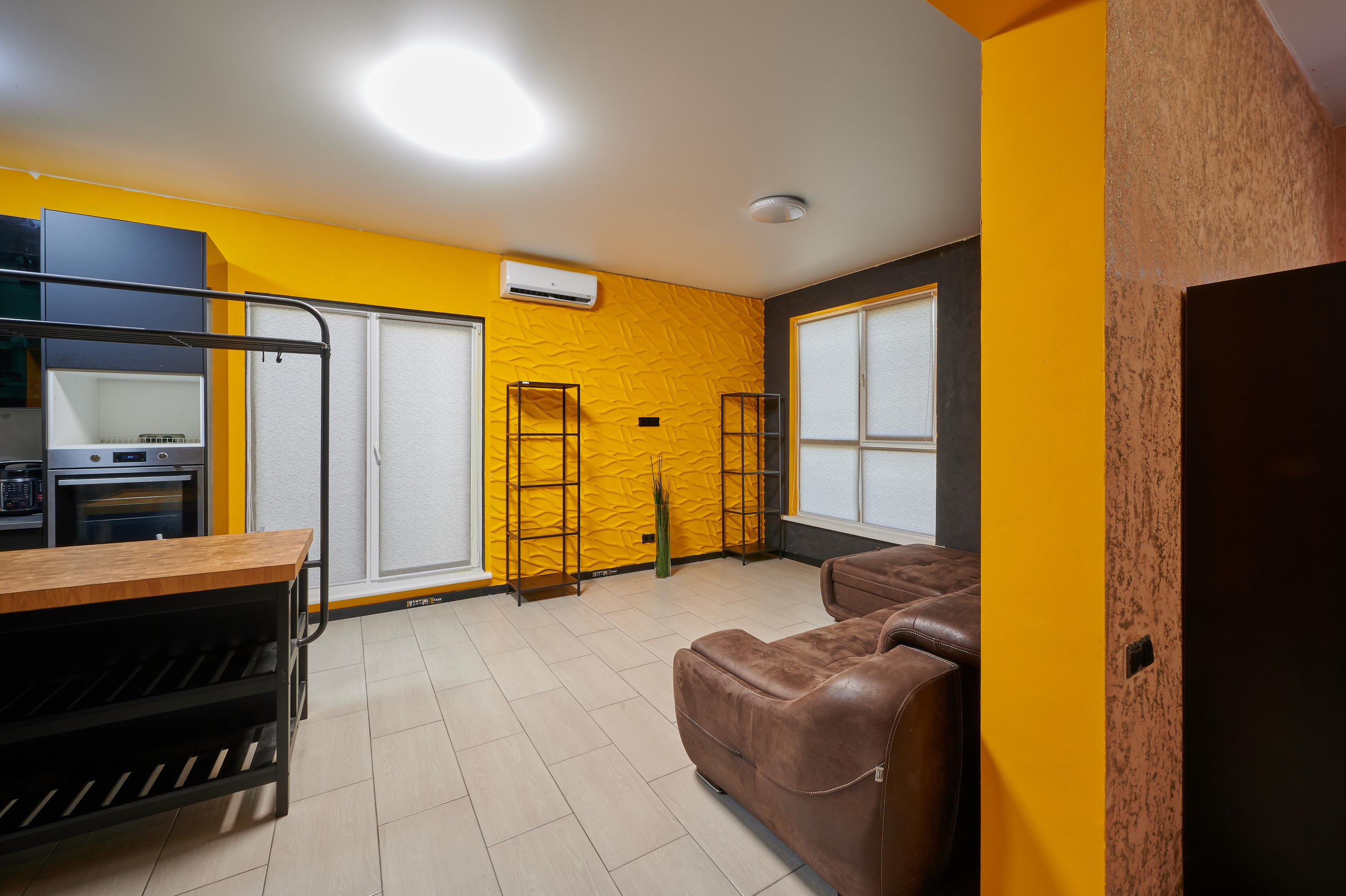 входная желтые обои коричневый диван 