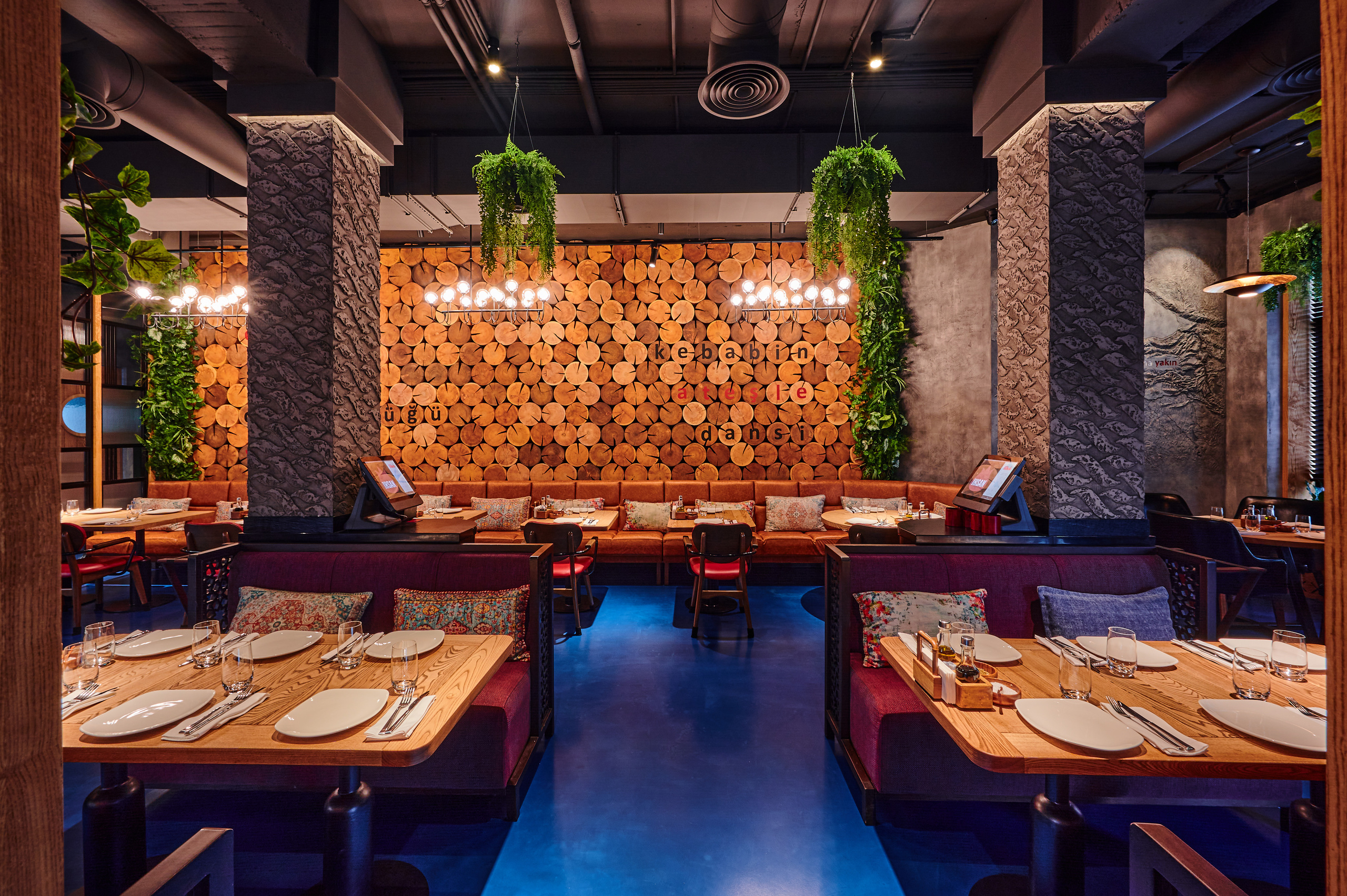 столики деревянные побольше  светлые висюльки листья 