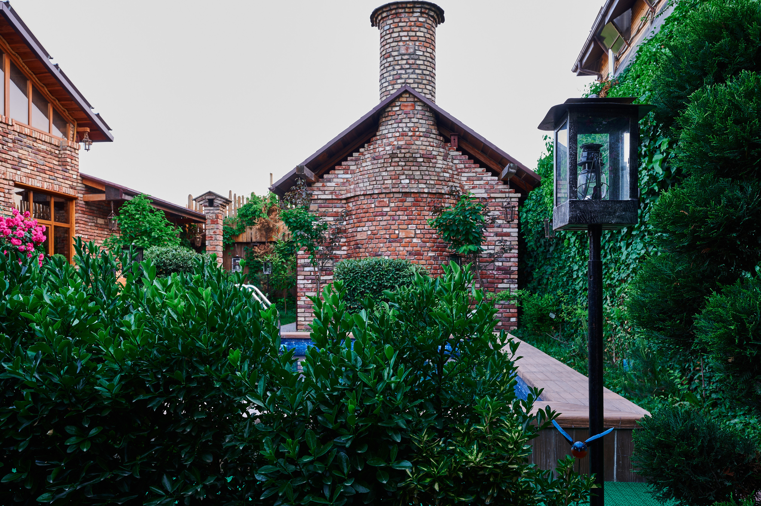 баня коричневая плитка кирпичей повсюду растения 