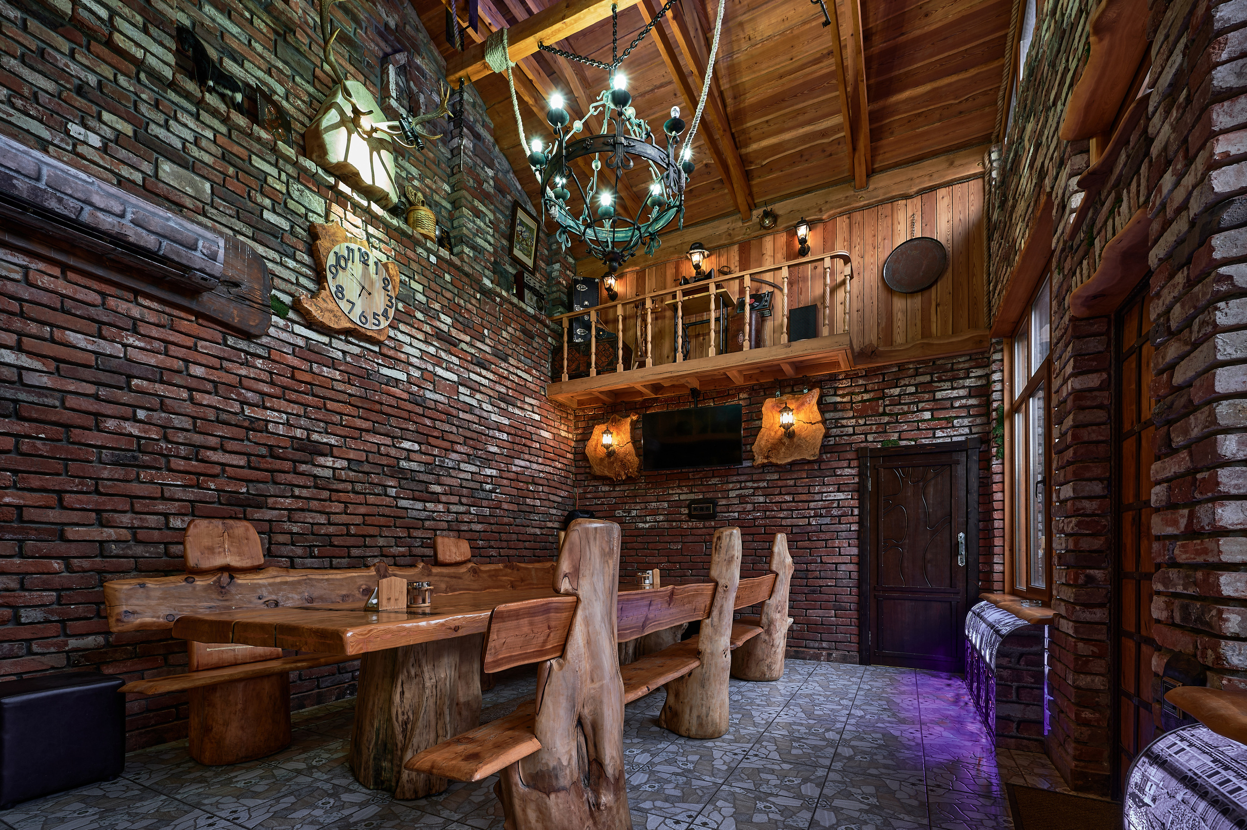 стол и стулья деревянные коричневые оттенки 