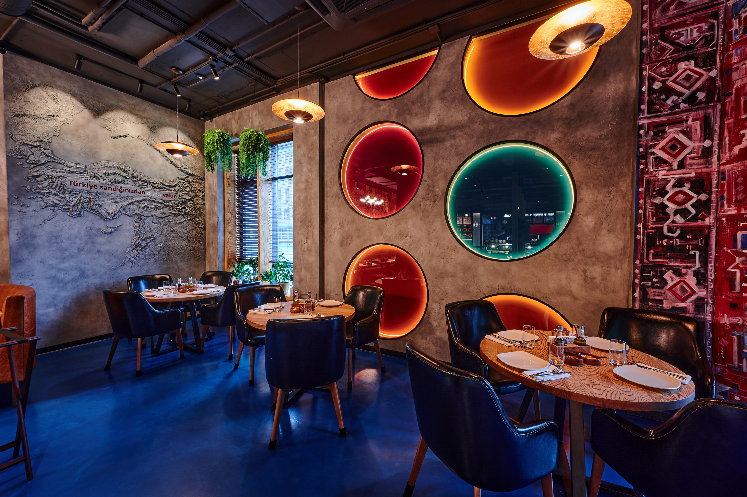 столики  деревянные  черные стулья интересные круглые подсветки разного цветы 