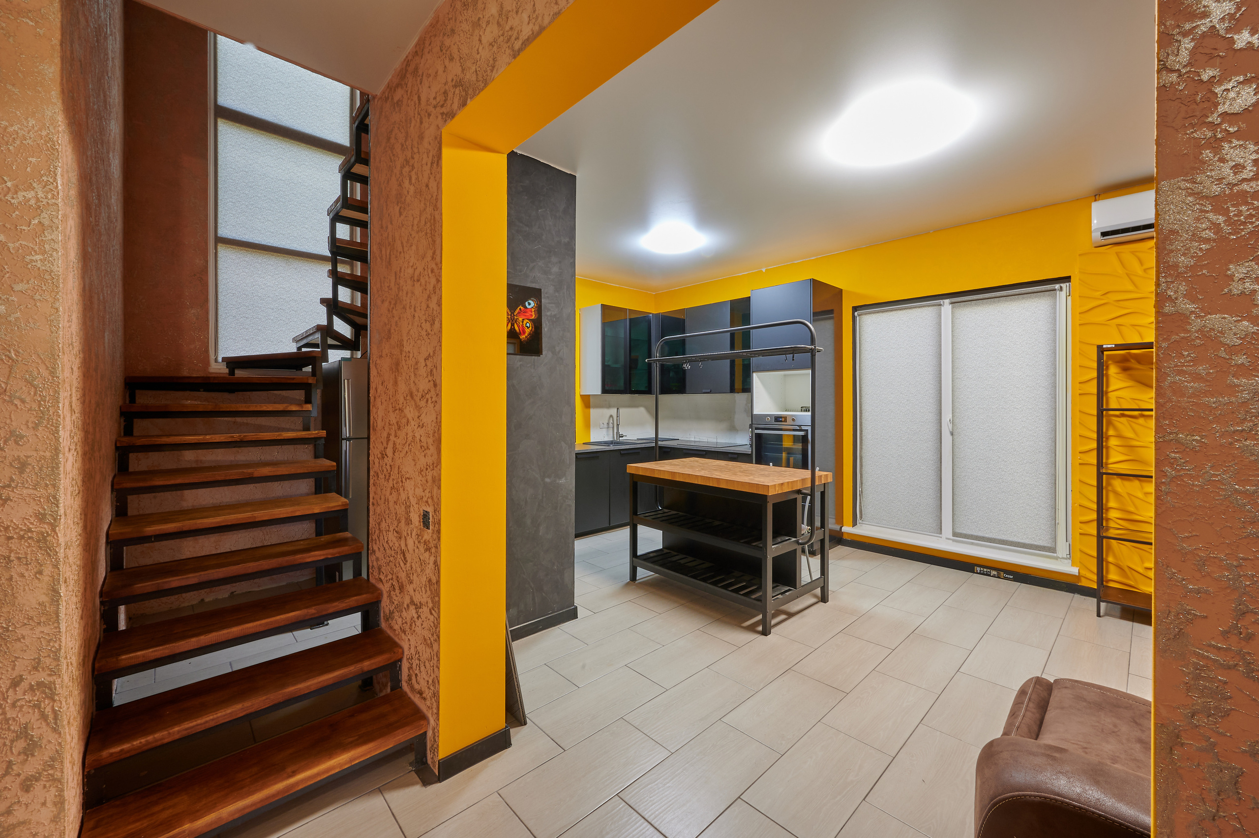 черная кухня черные шкафчики коричневая лестница 