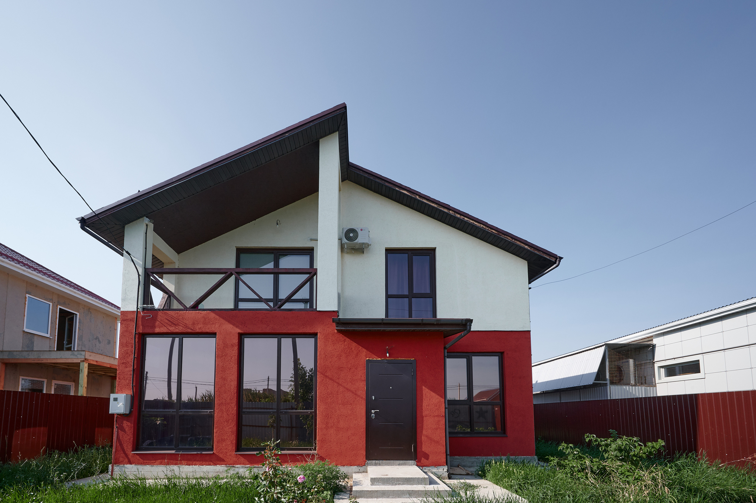 дом двухэтажный в бело красной расцветке 