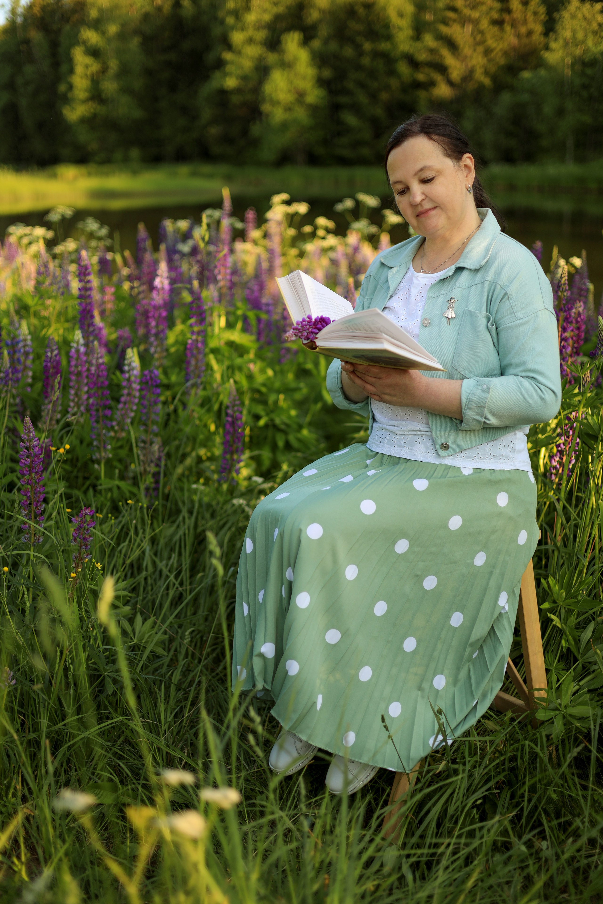 девушка на природе сидит читает книгу на фотосессии на природе 