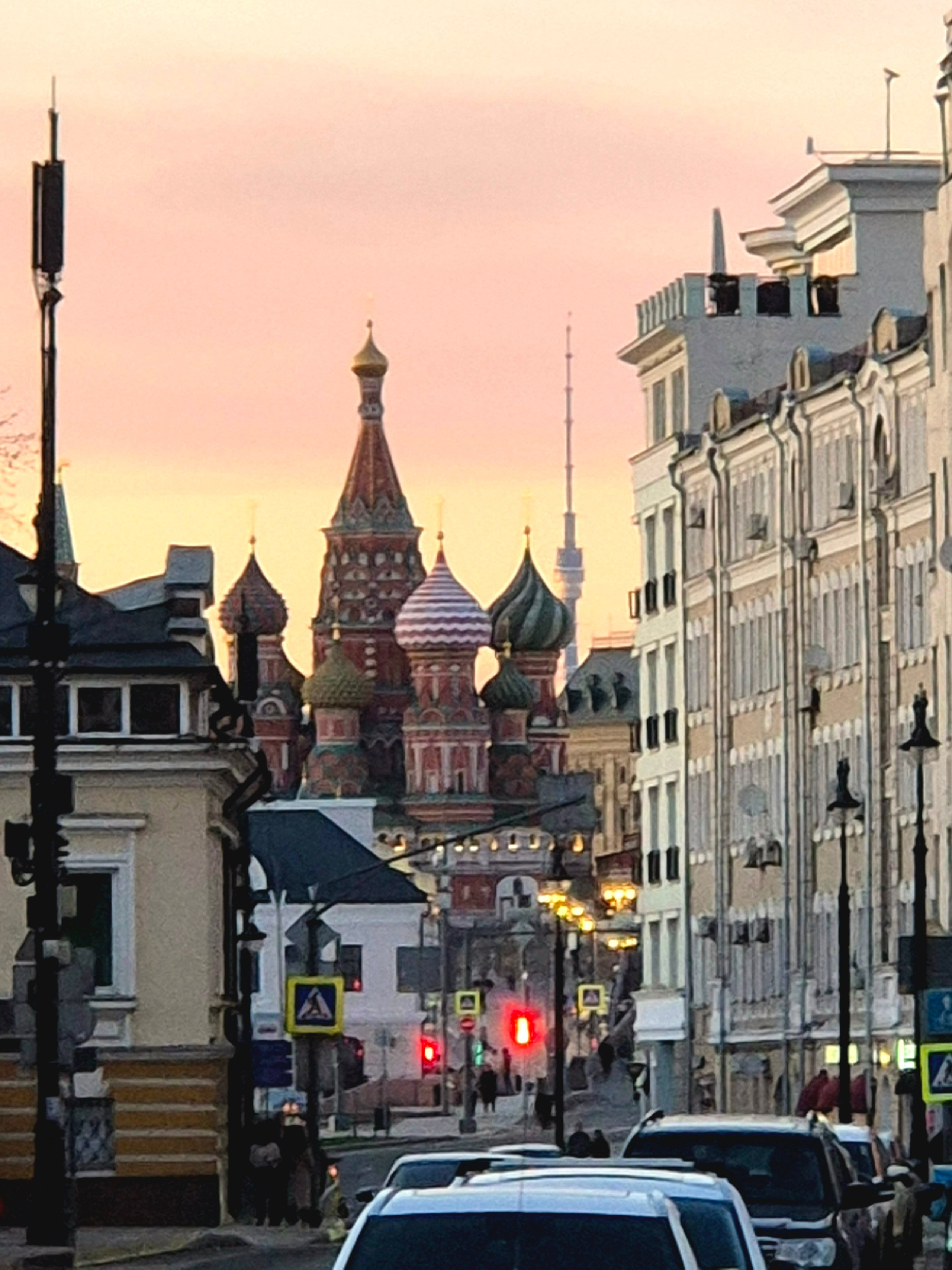 Работал в этом районе 2 года, а такую перспективу поймал в кадр впервые: Улица - Храм - Башня