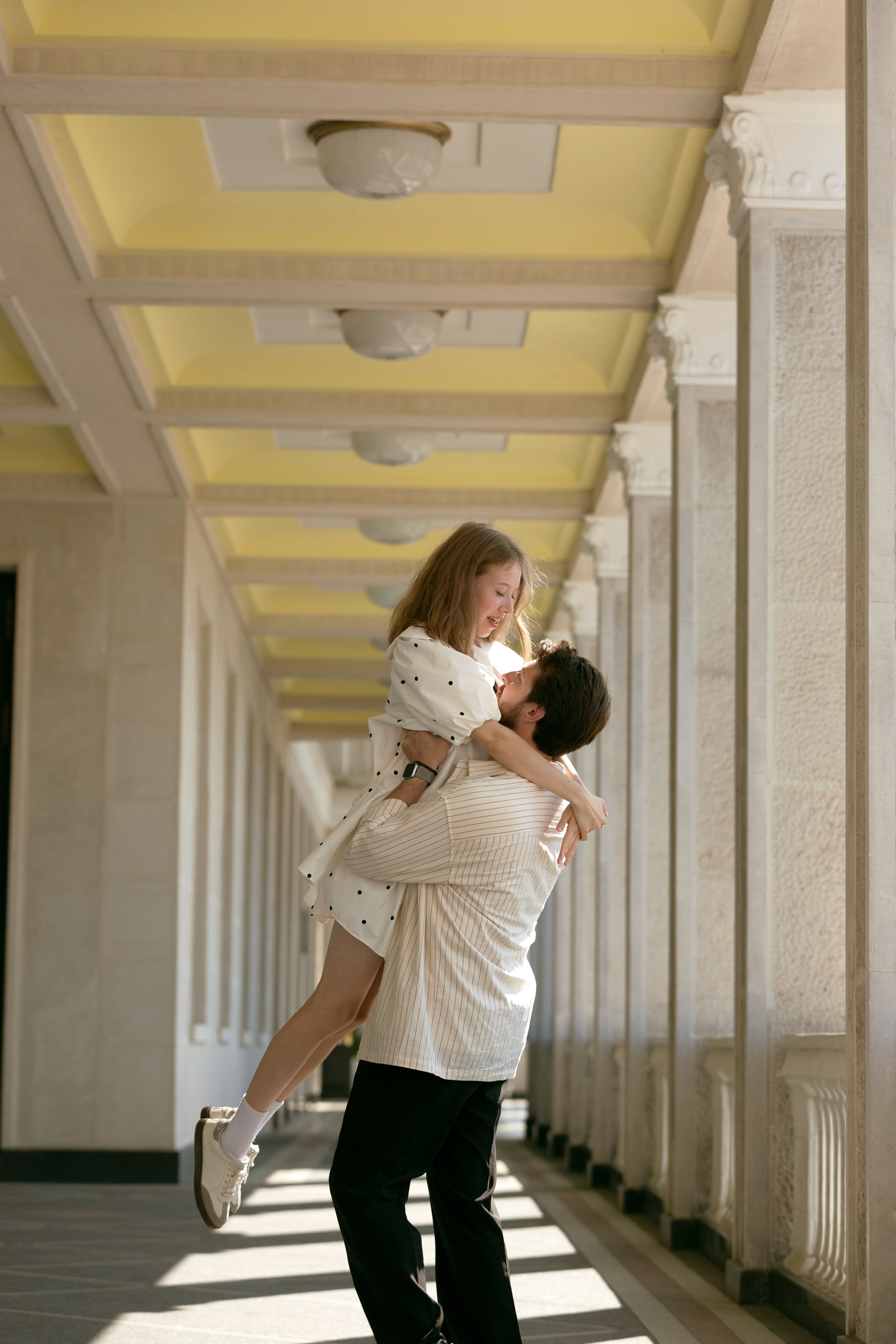 Взгляд друг на друга в тёплом солнечном свете. Чувственная фотосессия.