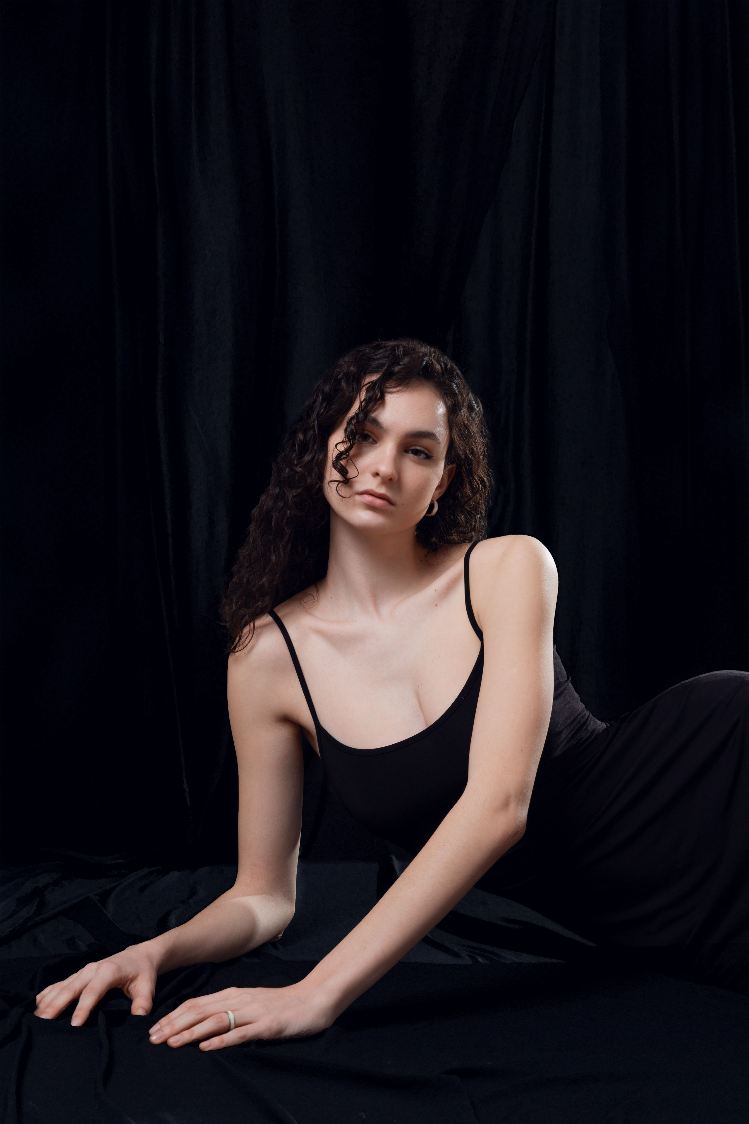 Портрет девушки в чёрном платье — фотосессия с глубоким светом и тенями