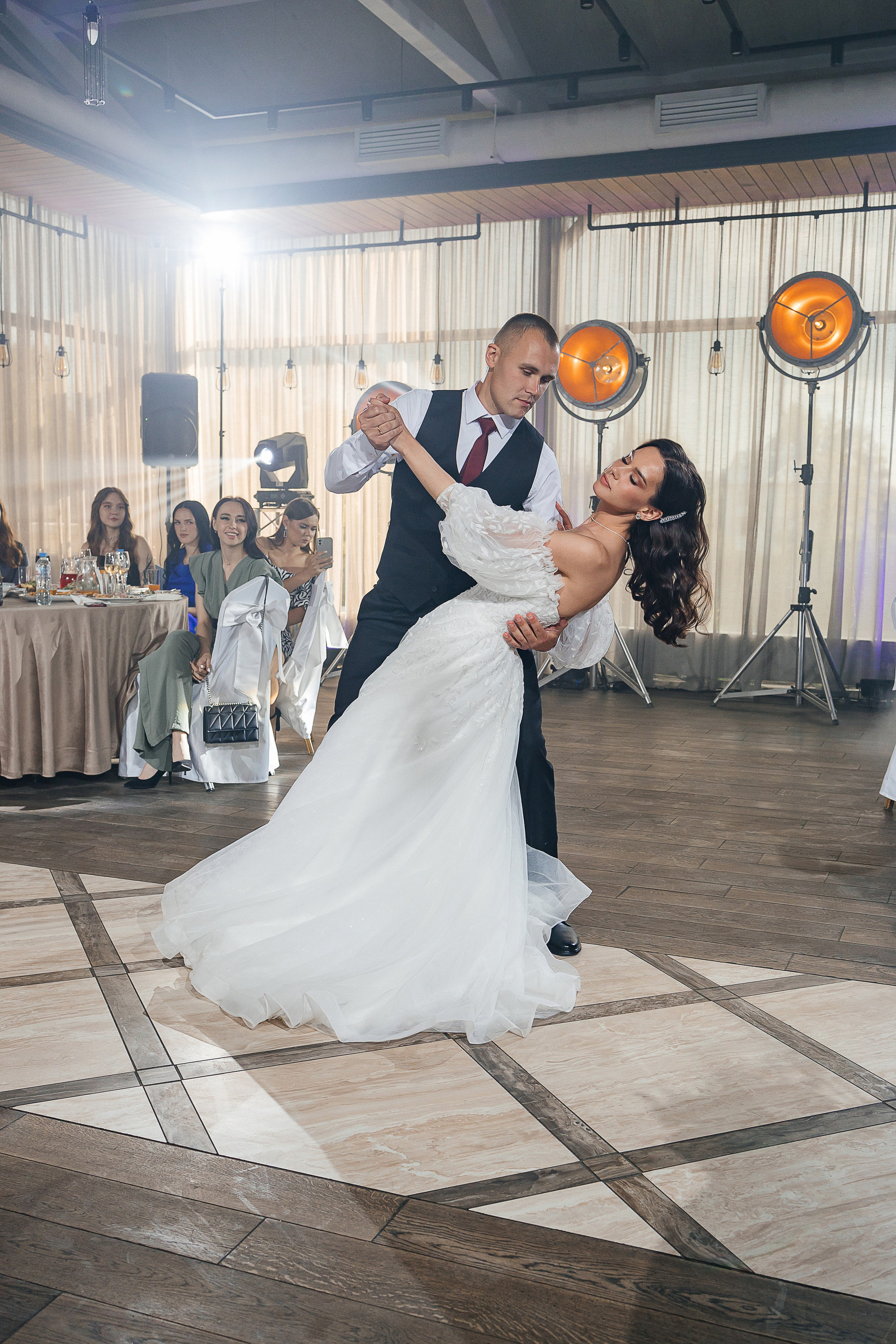 Волшебное утро невесты в номере отеля. Олег Сверчков | Свадебный фотограф Вологда