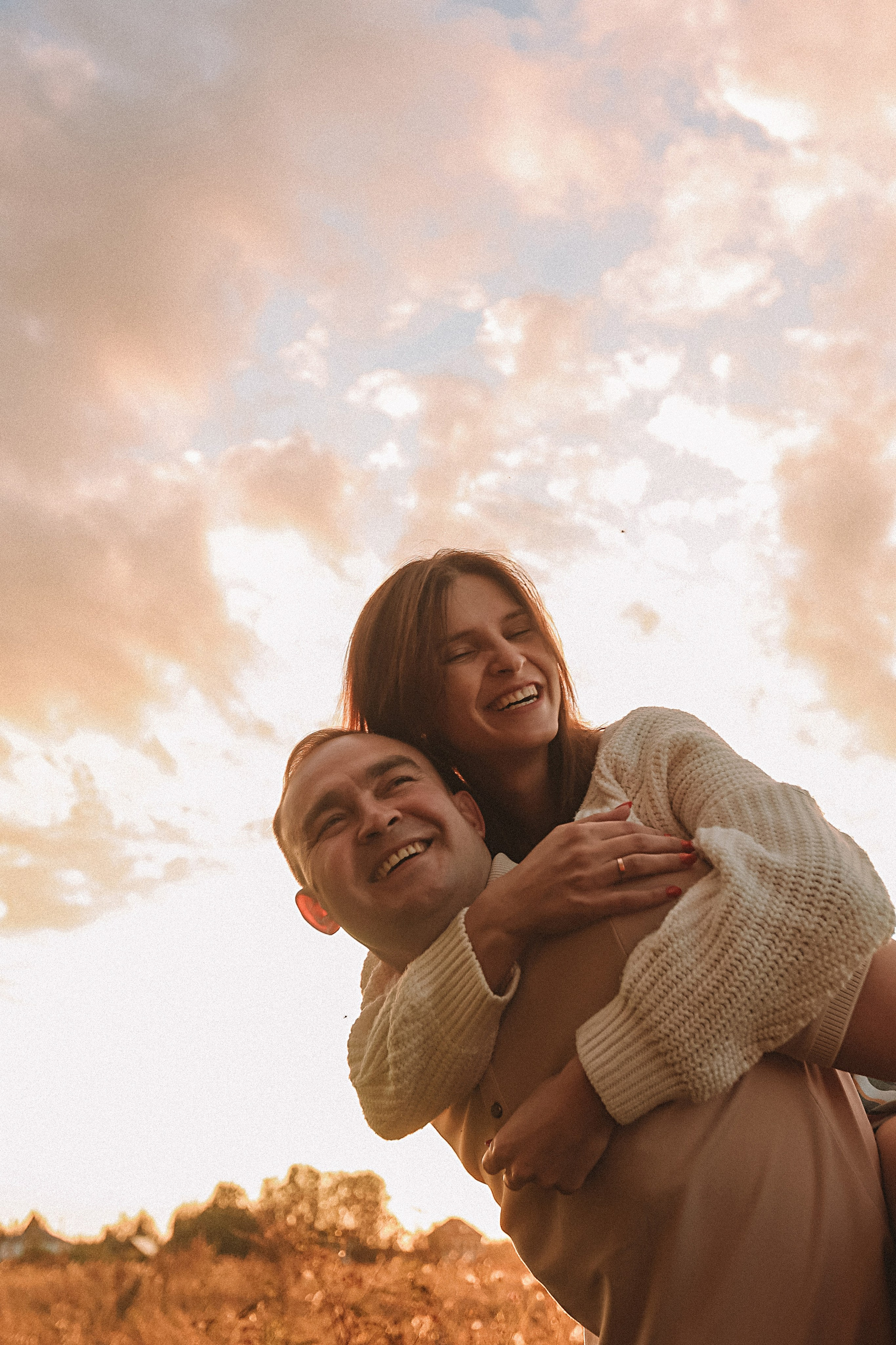 Поле love story на закате. Семейный фотограф Тюмень, фотограф на роды Салмина Мария