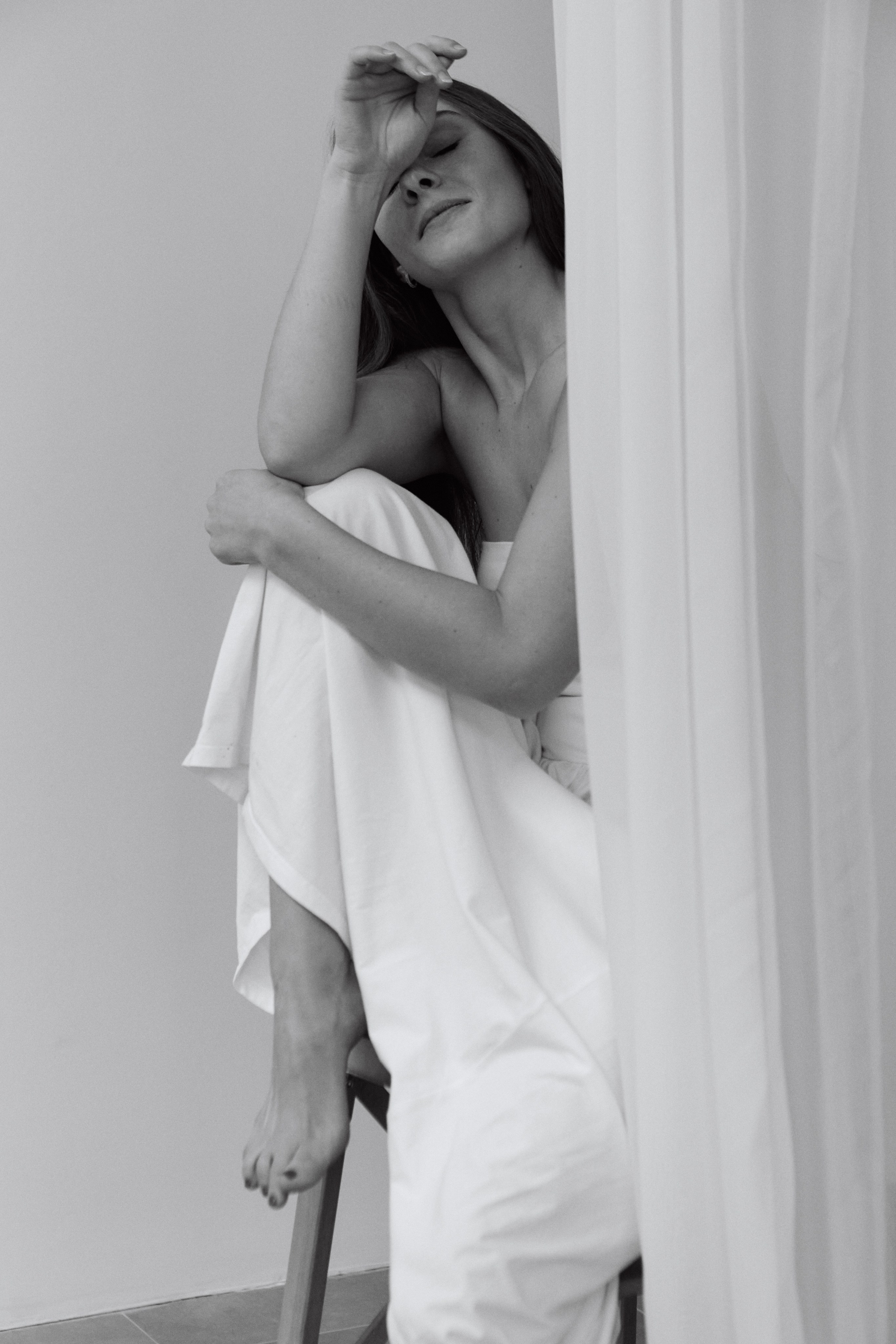 нежная и минималистичная женская фотосессия в студии в Москве