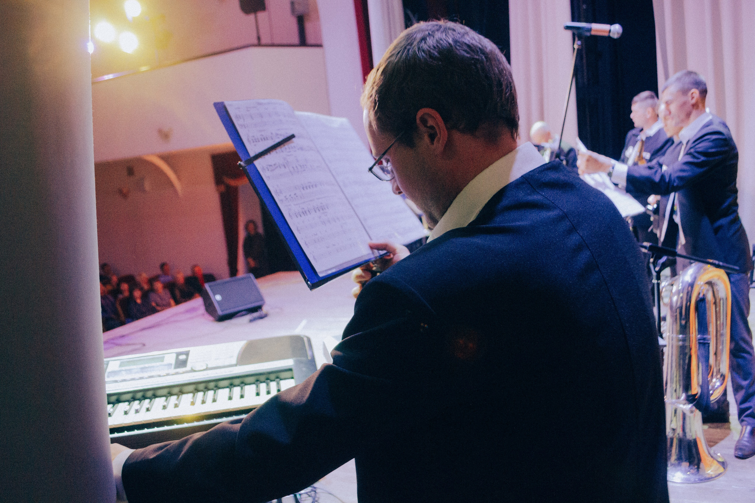 Сцена Народного дома. Фотограф Настя | Экспедиции и лайфстайл