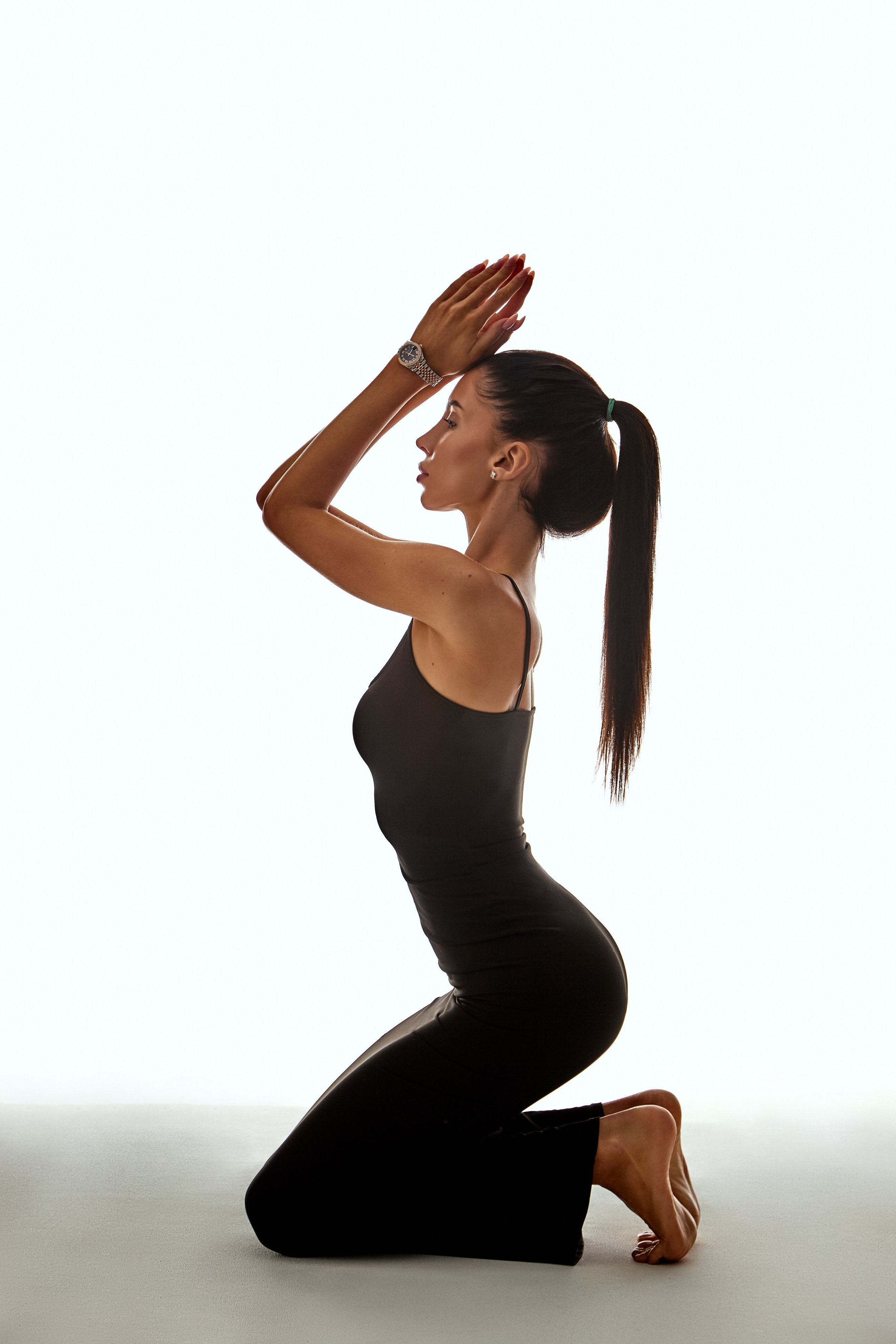 Контровой свет в затемненной студии. Драматичный и выразительный портрет.