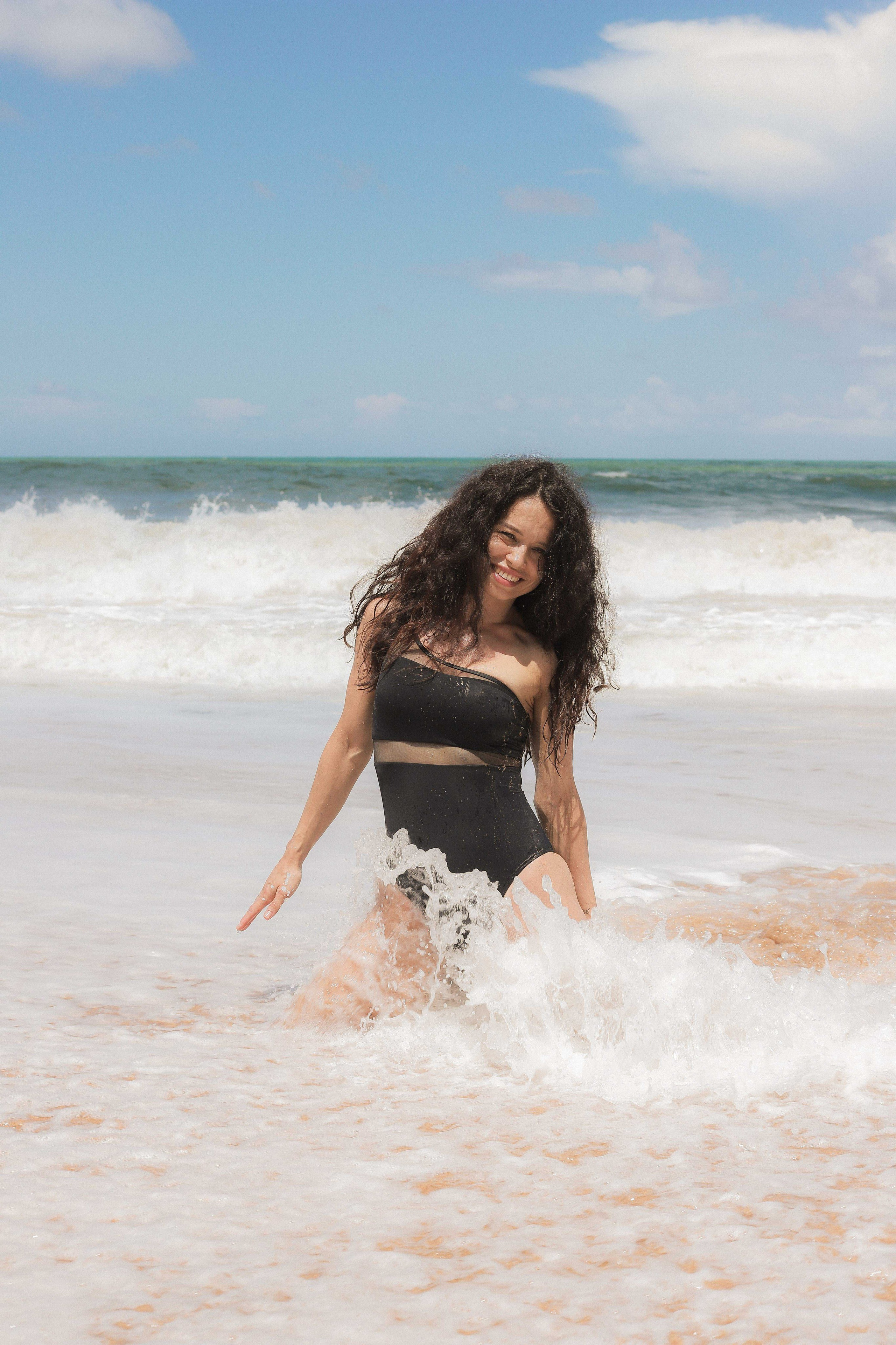 Девушка на пляже Ахунгала — Фотосессия с банановым листом и в натуральном бассейне | Шри-Ланка. Фотограф на Шри-Ланке