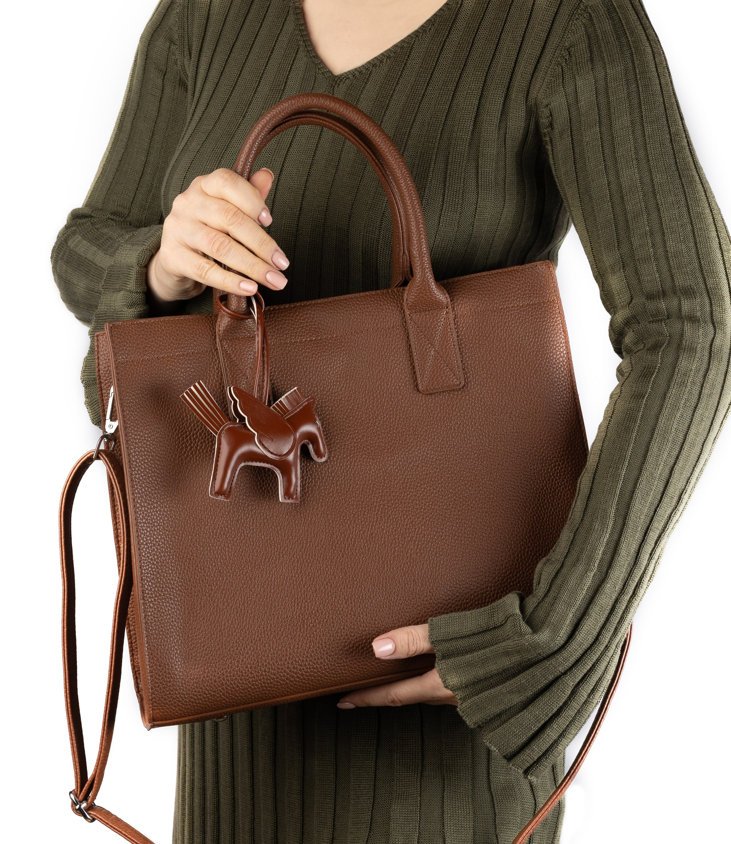 имиджевая съемка коричневой сумки, в руках у девушки сумка цвета шоколад
