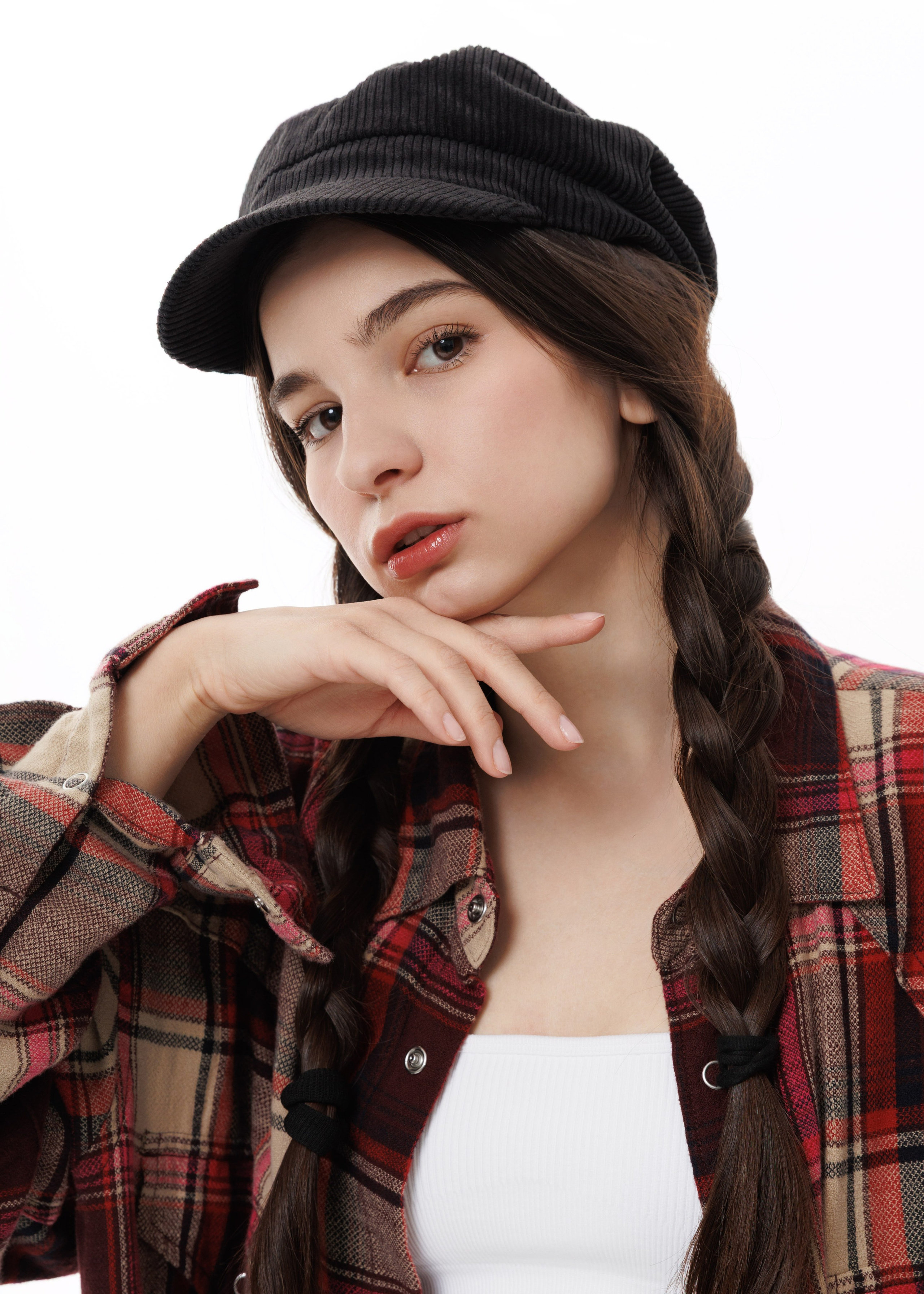 Каталожная фотосъемка на циклораме с моделью под ключ