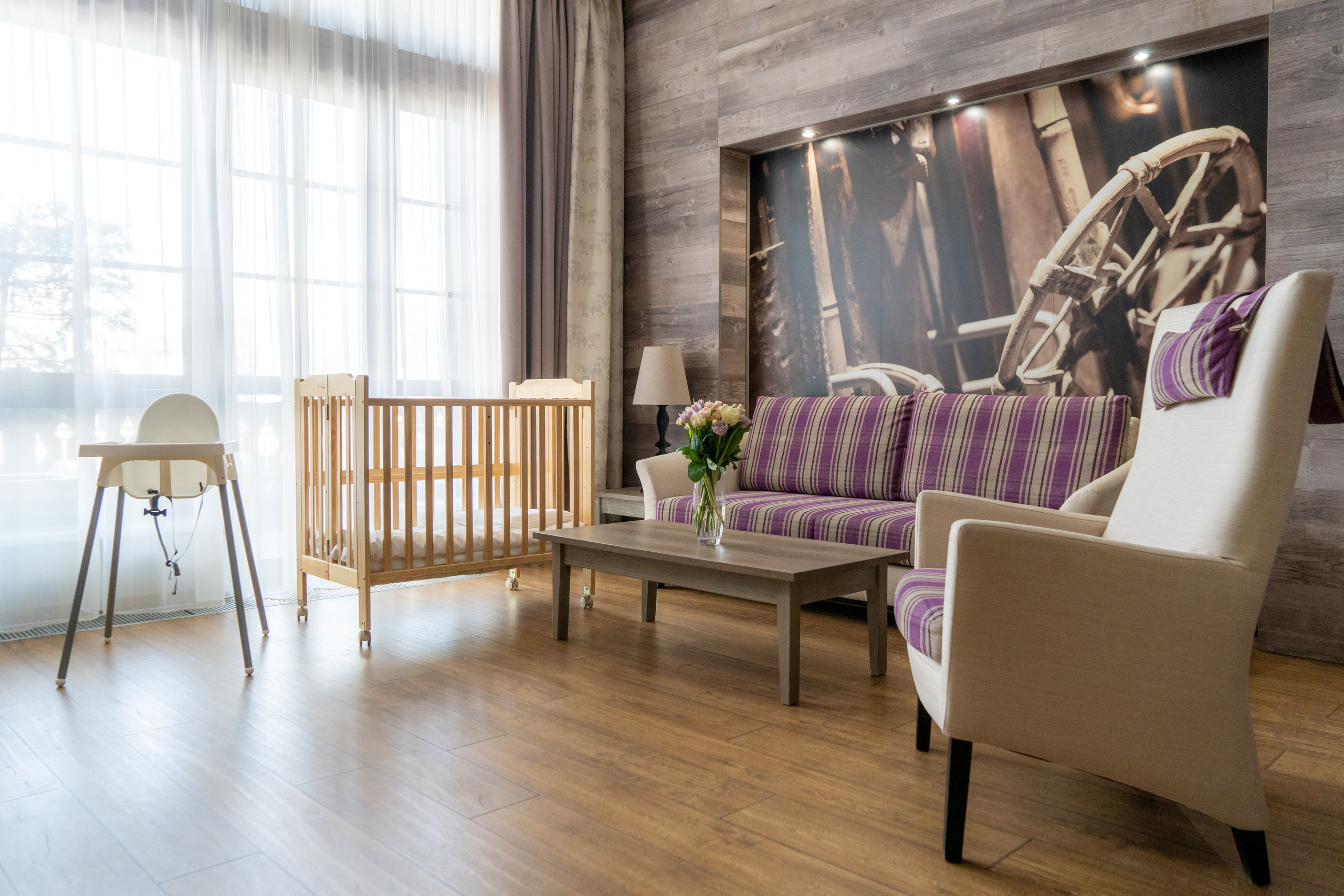 Номер полулюкс в отеле 1389 Газпром Поляна с детскими принадлежностями. Репортажный фотограф в Красной Поляне и Сочи Павлюченко Екатерина