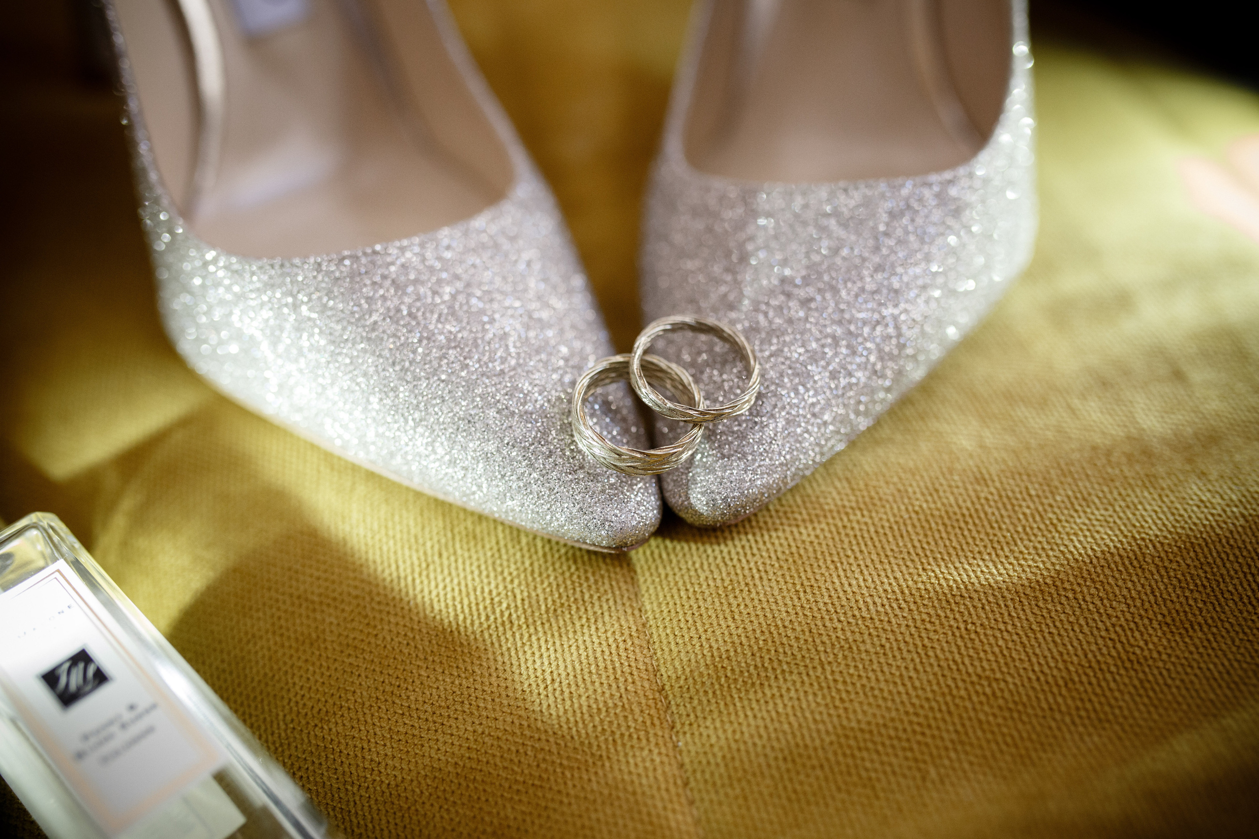 туфли и свадебные кольца