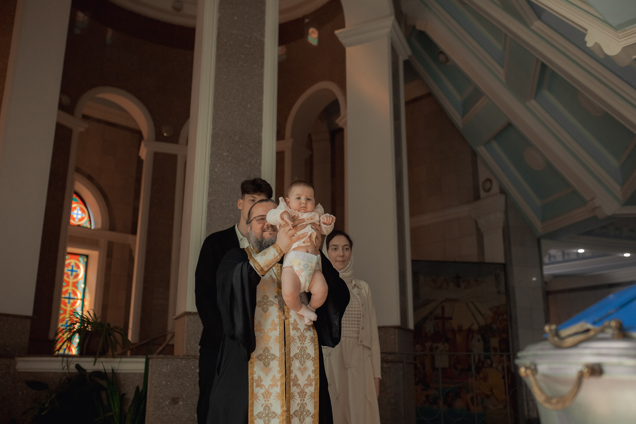 иеромонах Михаил (Столяров) совершает крещение в Успенском кафедральном соборе Ташкента