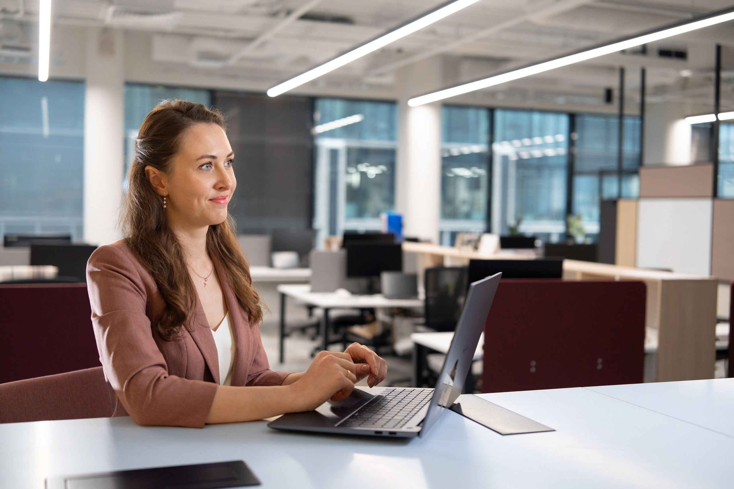 Фотографии сотрудников в офисах, на производстве и в студии