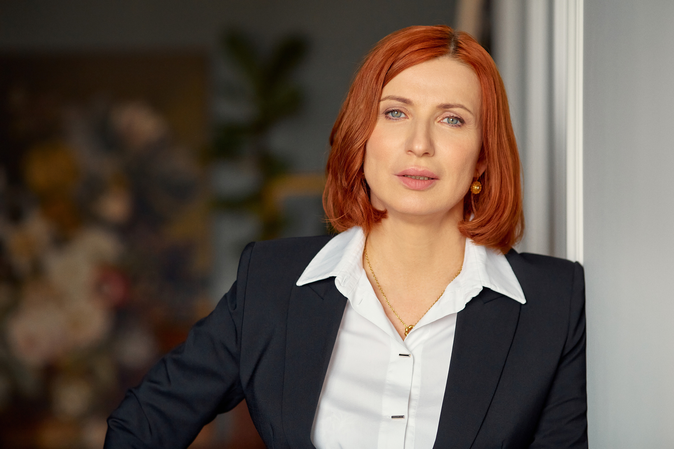 Бизнес - портрет. Сильная и уверенная в себе женщина. Руководитель. Заказать фотосессию бизнес-портрета. Фотография директора. Съёмка руководящего лица. Портрет директора, руководителя. Внешний вид и фотография важны для бизнеса.