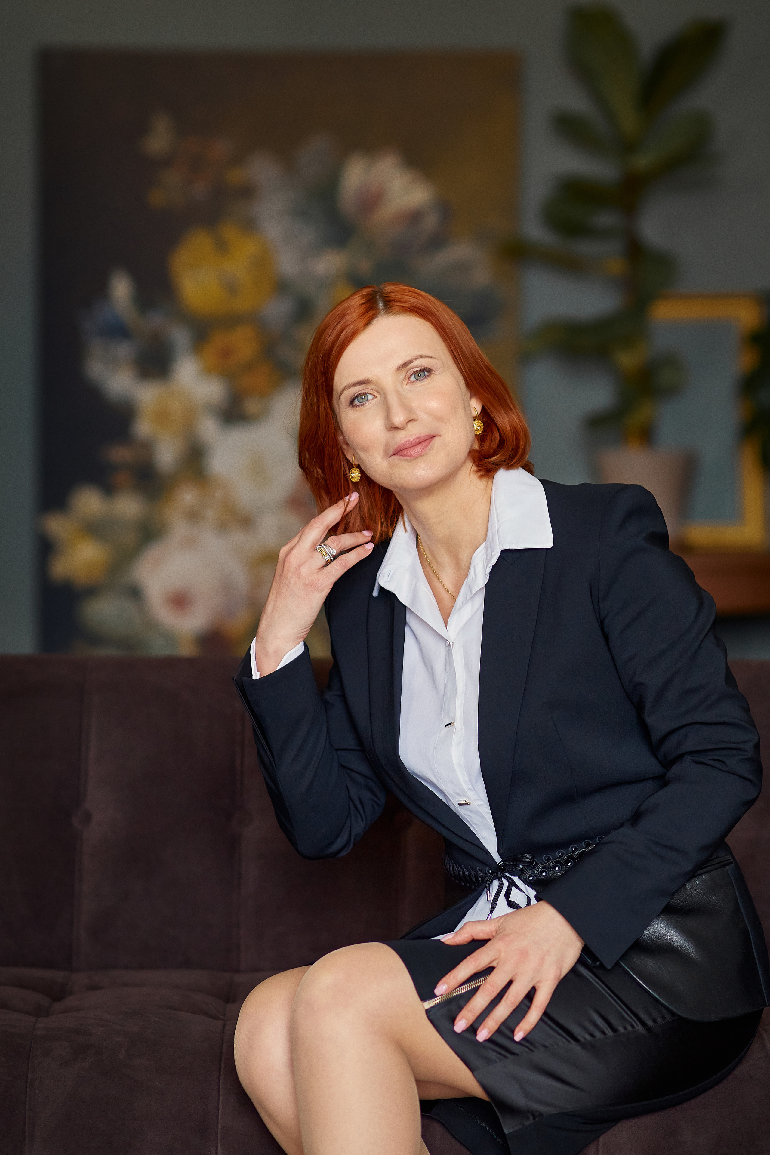 Бизнес - портрет. Сильная и уверенная в себе женщина. Руководитель. Заказать фотосессию бизнес-портрета. Фотография директора. Съёмка руководящего лица. Портрет директора, руководителя. Внешний вид и фотография важны для бизнеса.