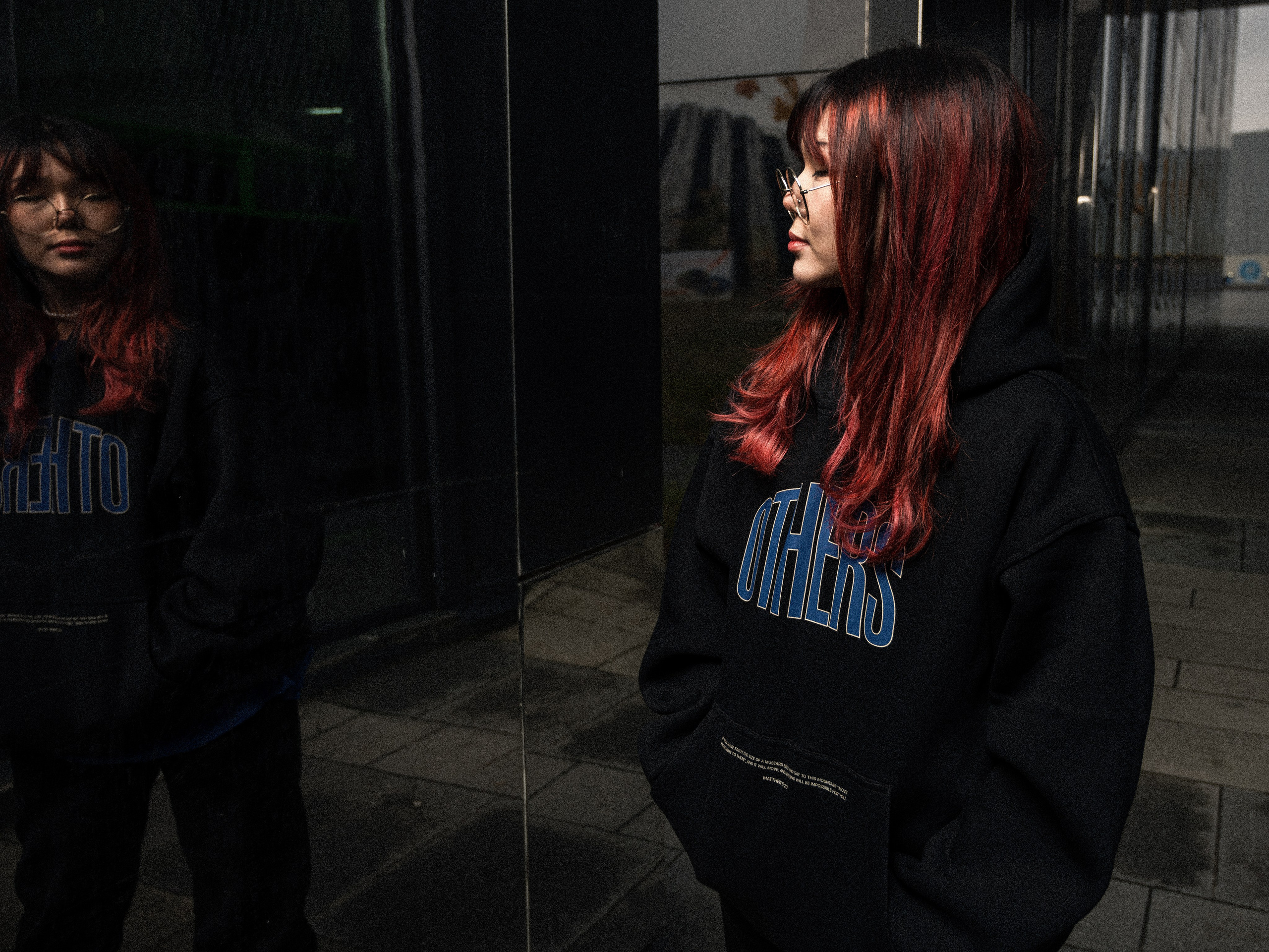 Женский портрет блогера MONIPULA для бренда OTHERS в Москве - фотограф Иван Саяпин