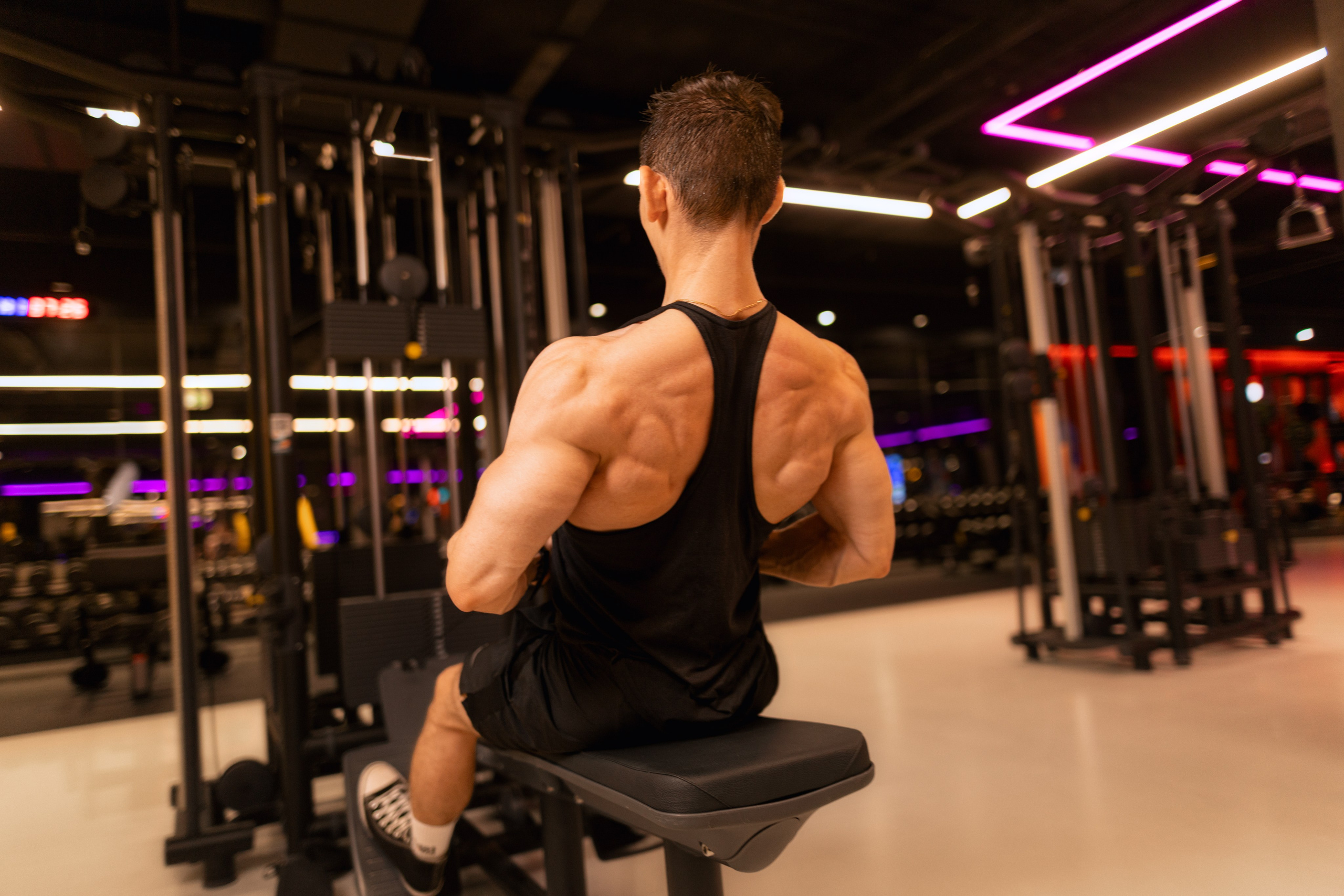 Фотосет в Владом в тренажерном зале для контента. Дмитрий Шульгин, портретный фотограф в Воронеже