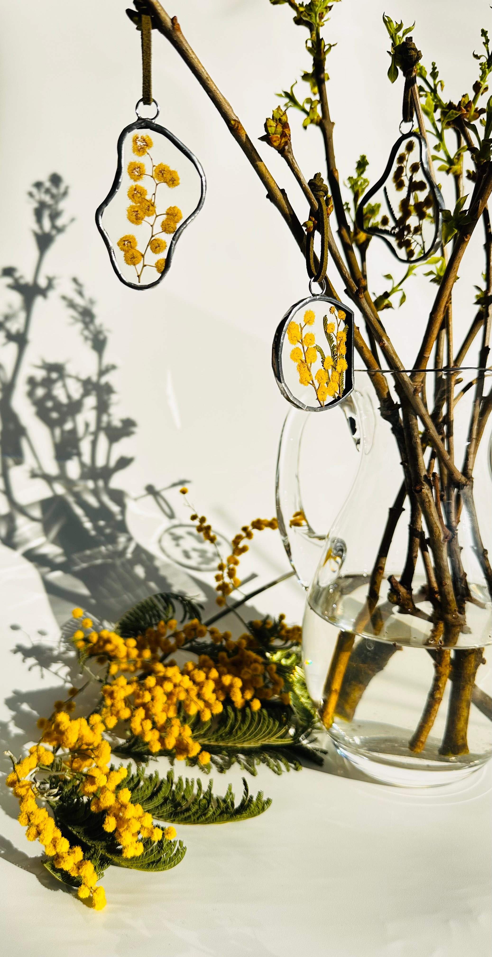 Декор для интерьера (комплект украшений для дома) подвески-игрушки с мимозой в технике тиффани. Гербарий в стекле, интерьерные панно, витражи с сухоцветами в технике тиффани