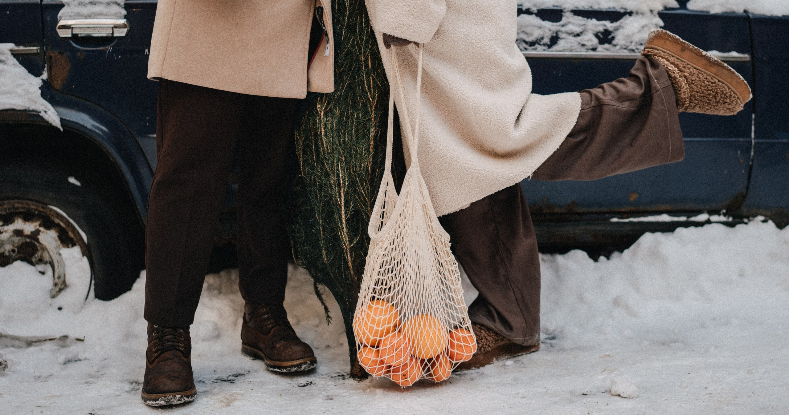 Парная фотосессия в Санкт-Петербурге. Фотосессия с елкой на улице. Федосова Елизавета - фотограф Санкт-Петербург.