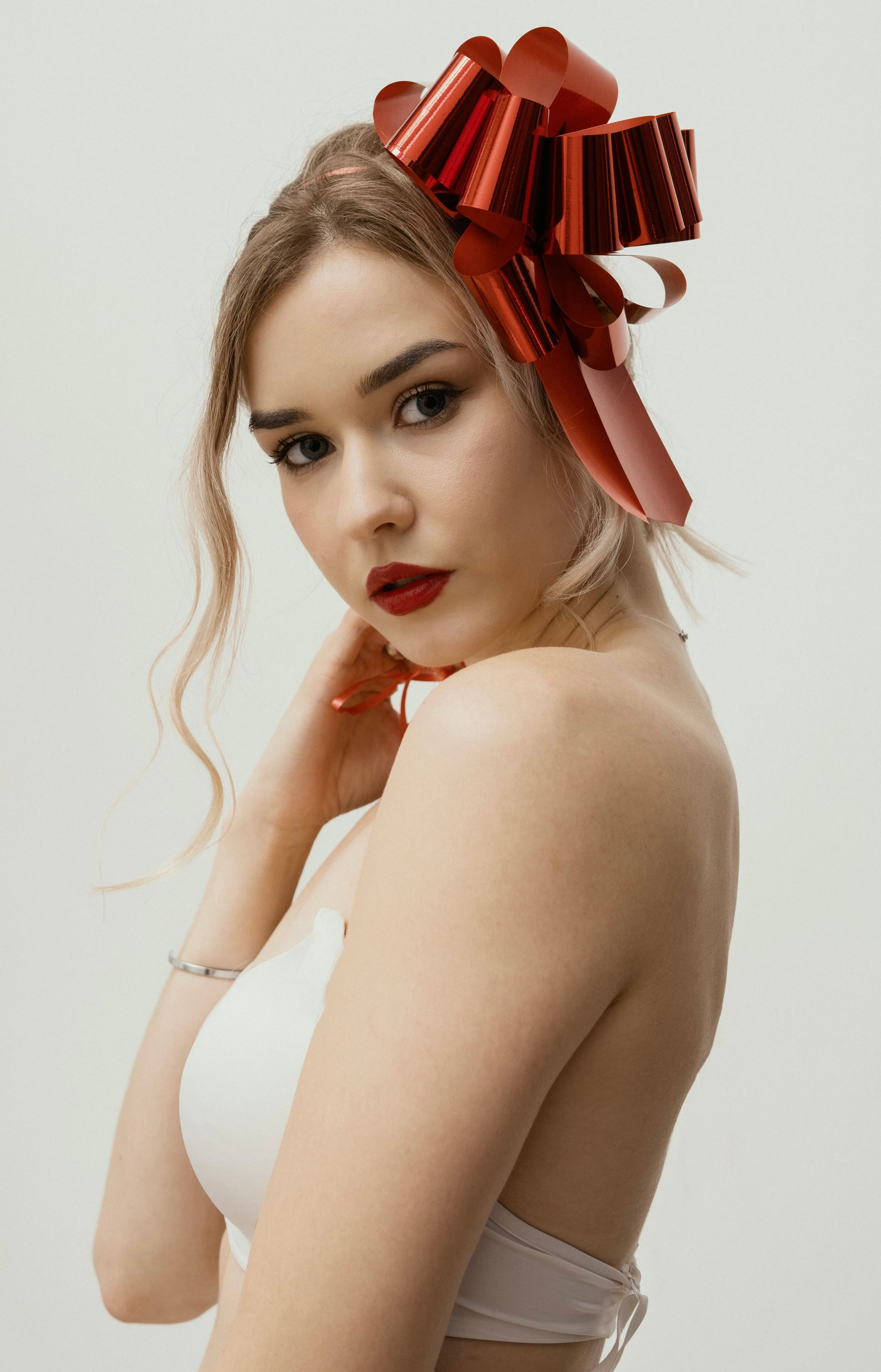 Новогодняя съемка в студии. Съемка с ярким бантом.