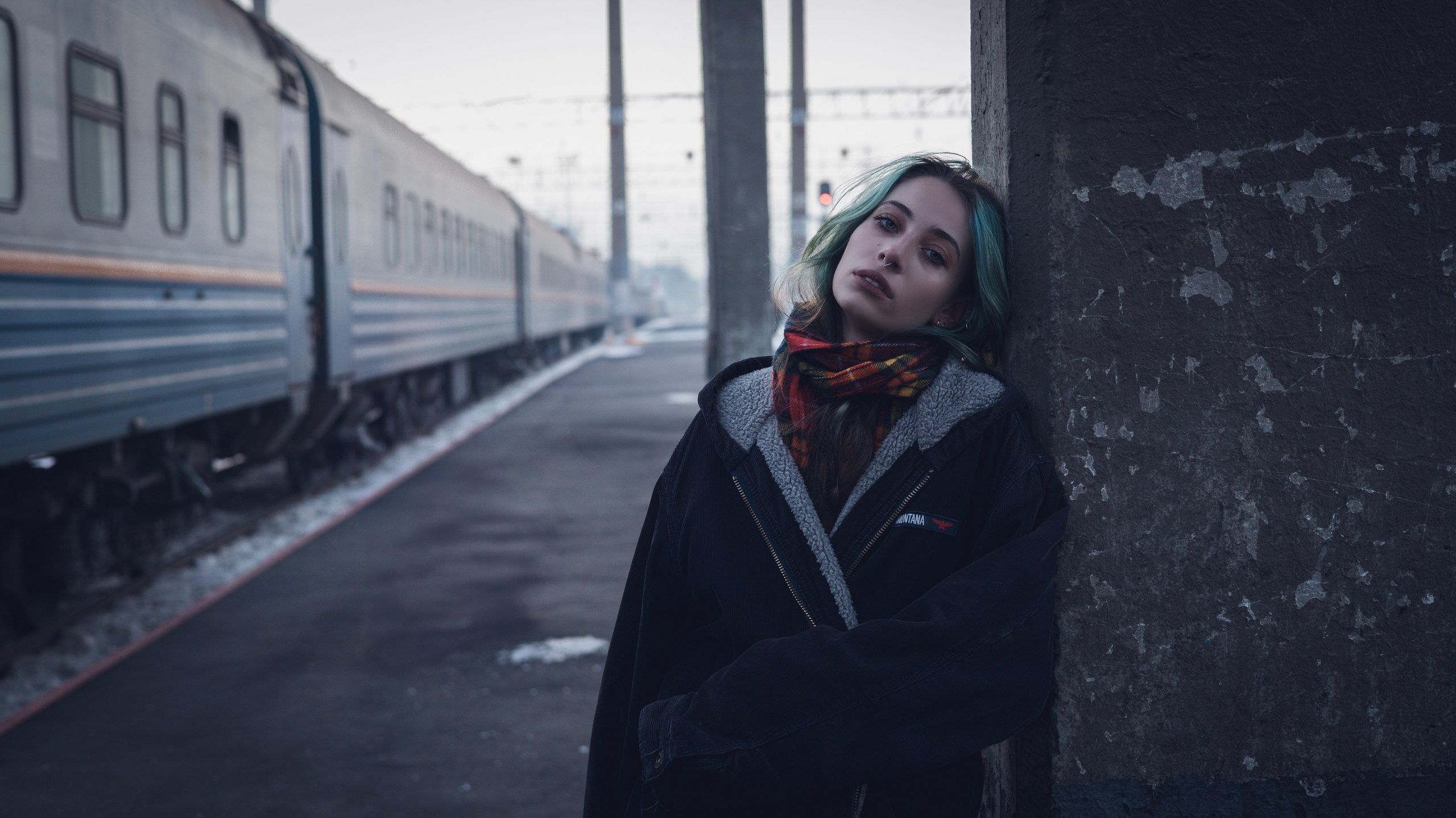 Фотосессия девушки с зелёными волосами у вагона поезда