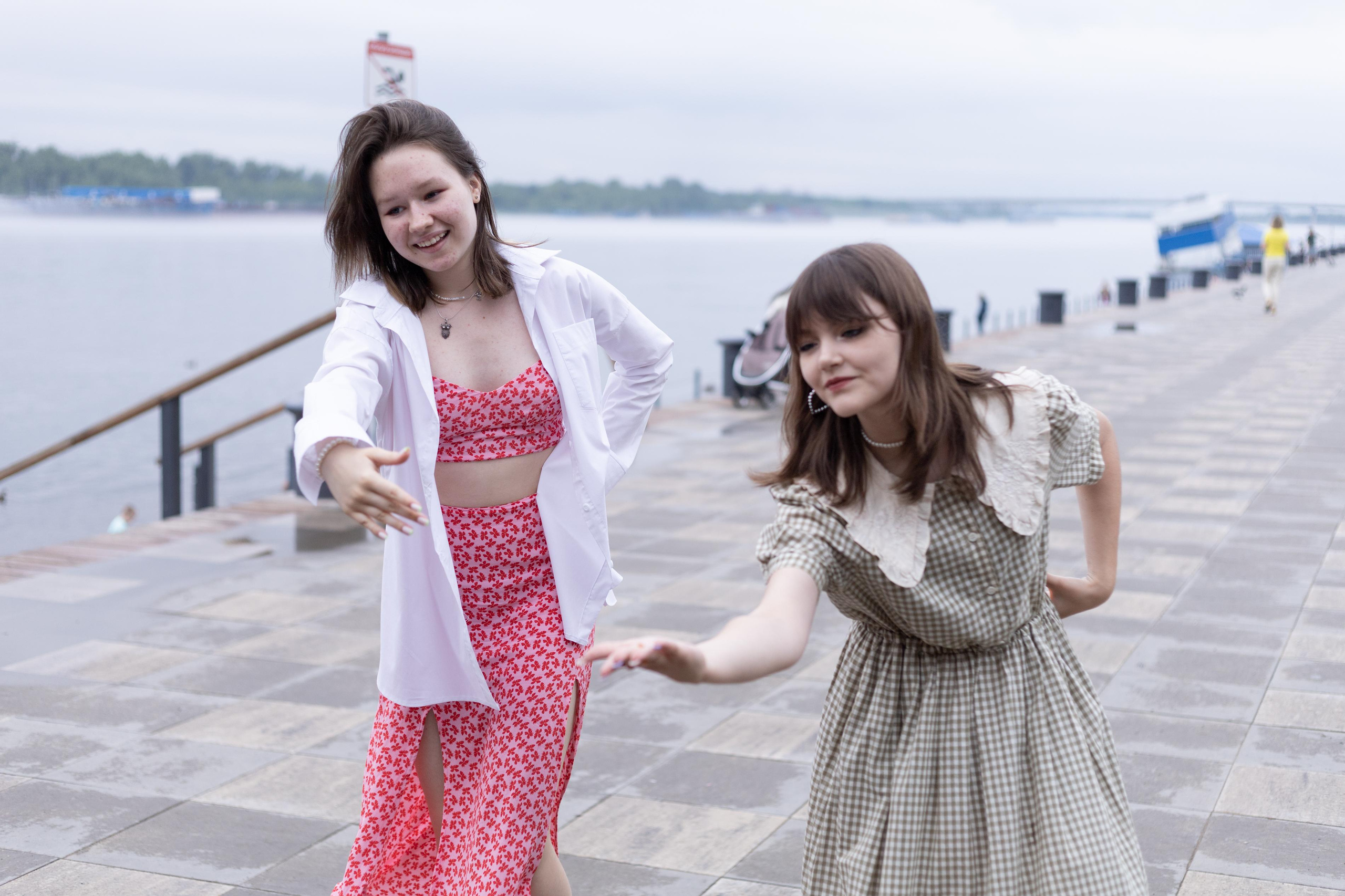 Подружки. Фотосессия на набережной. Фотограф Ирина Колесникова