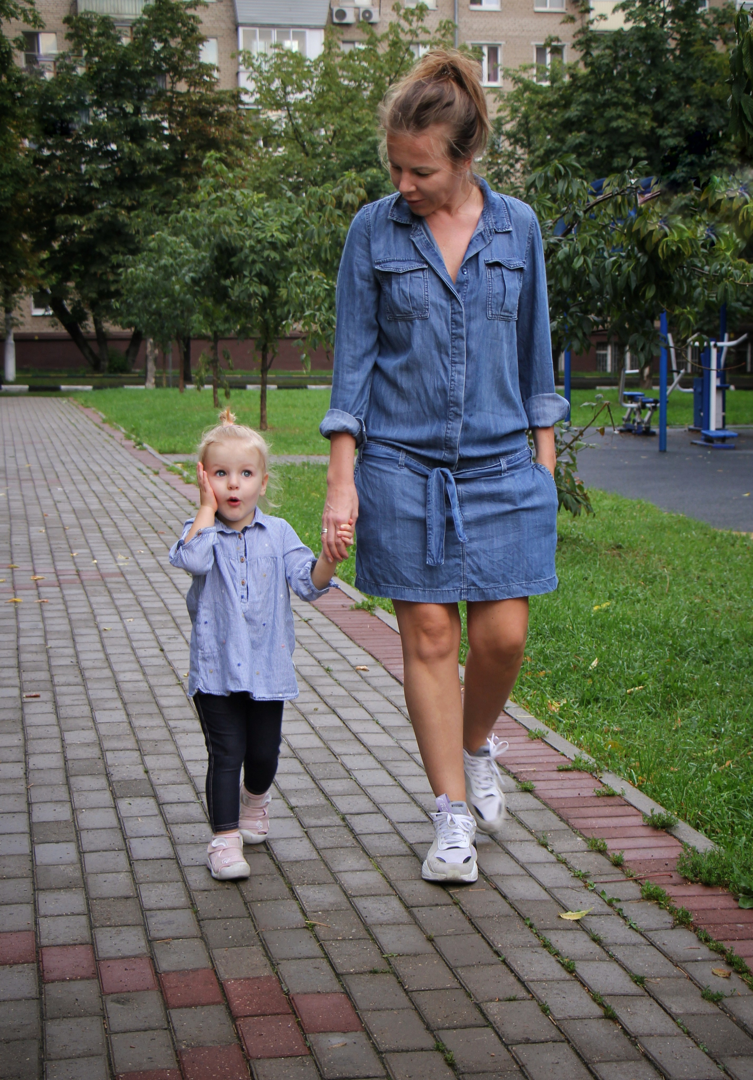 На прогулке Маша с мамой. Портретный фотограф Москва